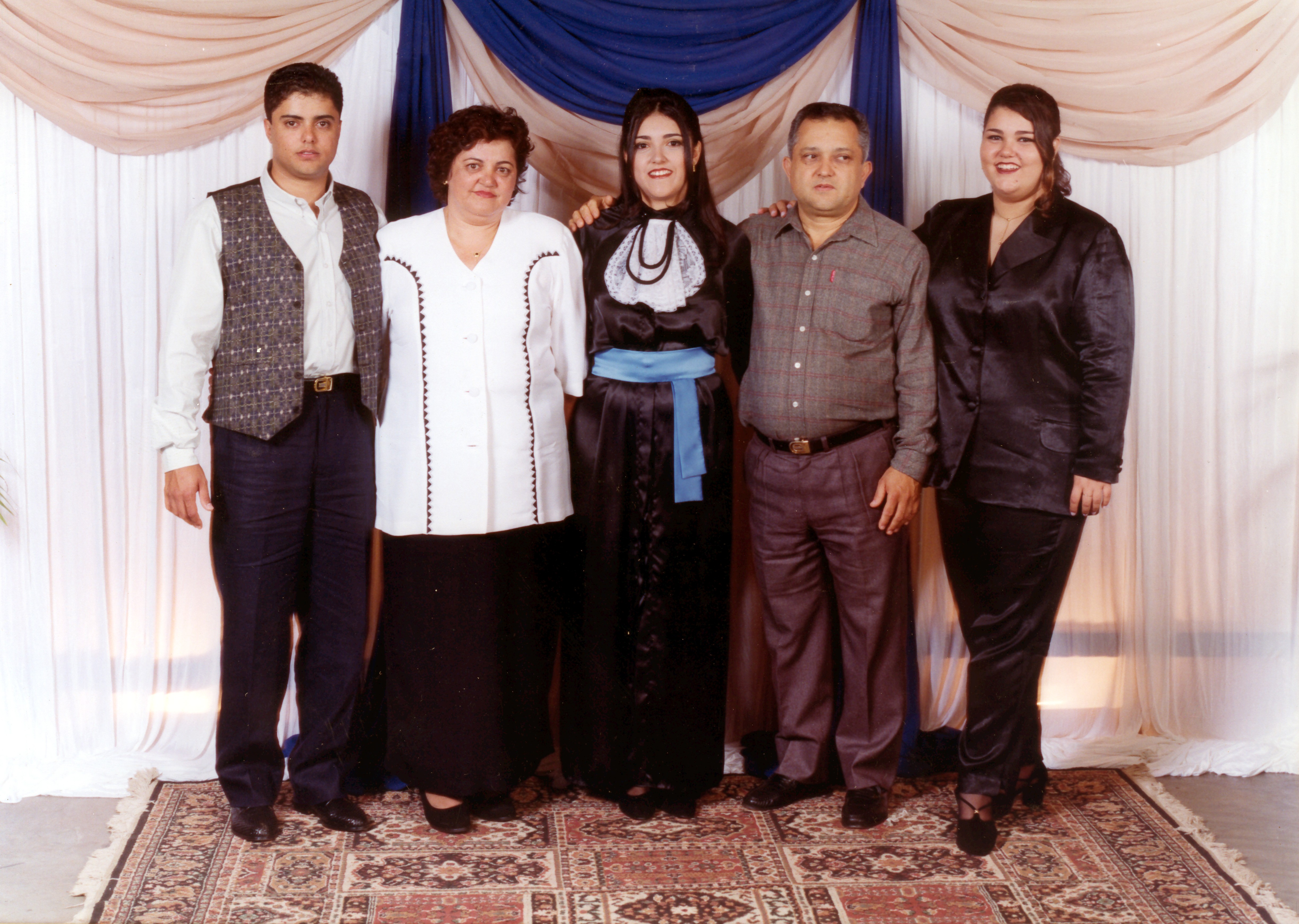 Antônio e família em casa no dia da formatura de Melissa, sua filha, em Engenharia Civil. Foi um dia de muito orgulho, pois ele viu a primeira formatura de um de seus filhos. Esq.-dir.: Júnior, Leila, Melissa, Antônio e Daniela.
