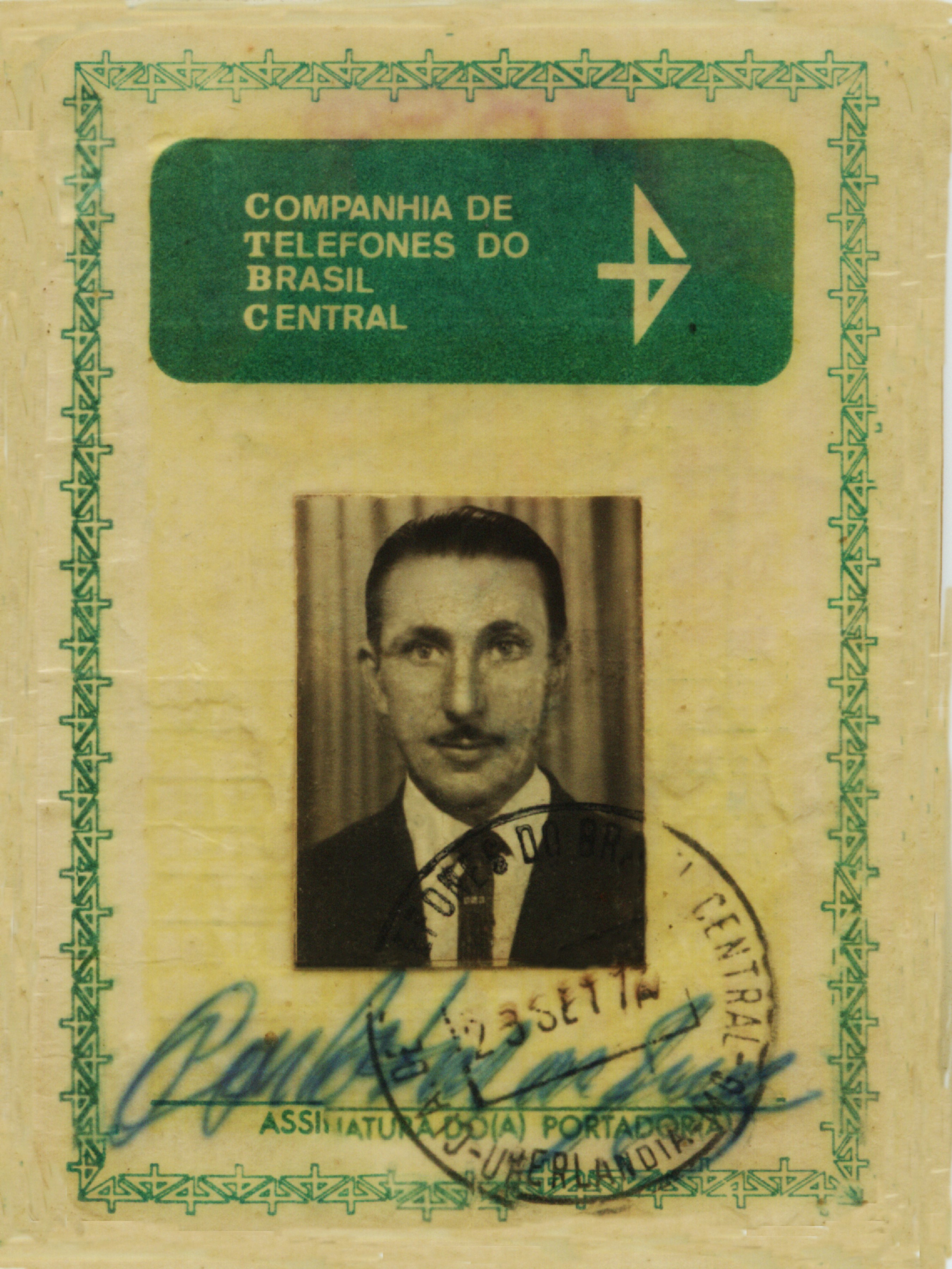 Cartão de identificação de funcionário da Companhia de Telecomunicações do Brasil Central (CTBC), onde Carloto exerceu o cargo de Serviços Gerais.