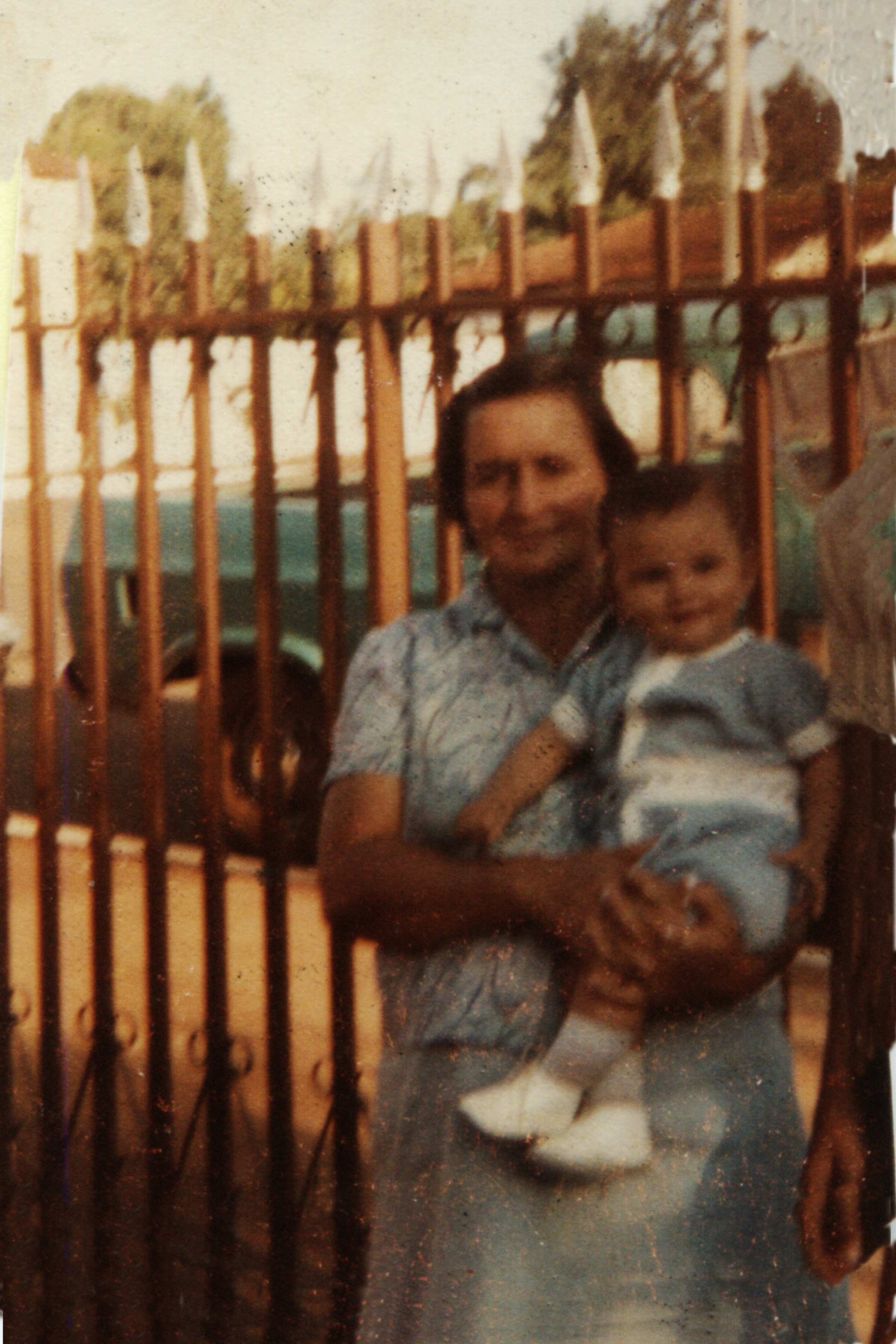 A cunhada Dona Nêga segurando Sérgio, filho caçula de Carloto.