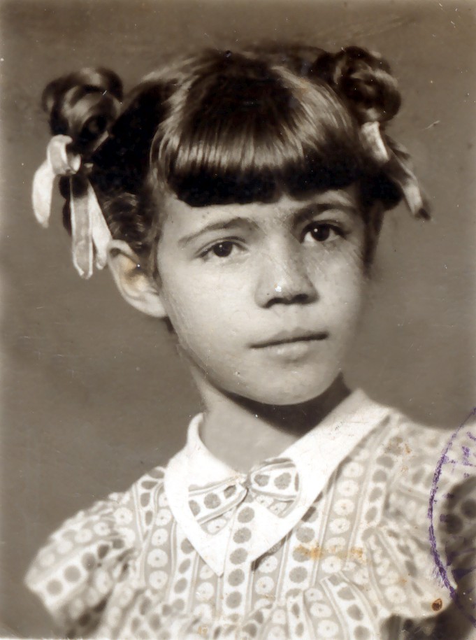 Retrato de Mirna aos seis anos, tirado por ocasião de sua entrada na primeira série no Colégio Brasil Central.