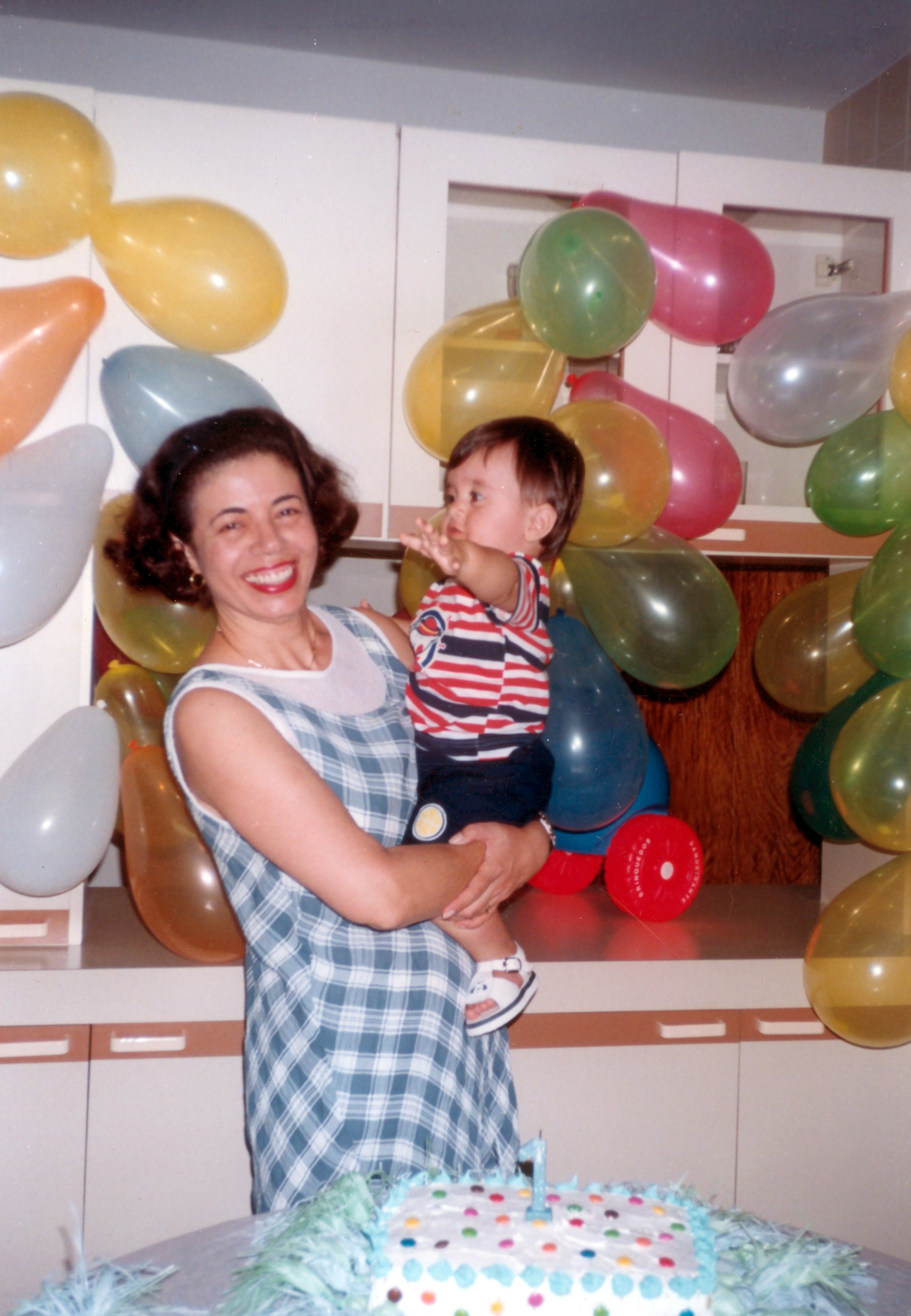 Mirna comemora o primeiro aniversário de Jean, seu sobrinho-neto.