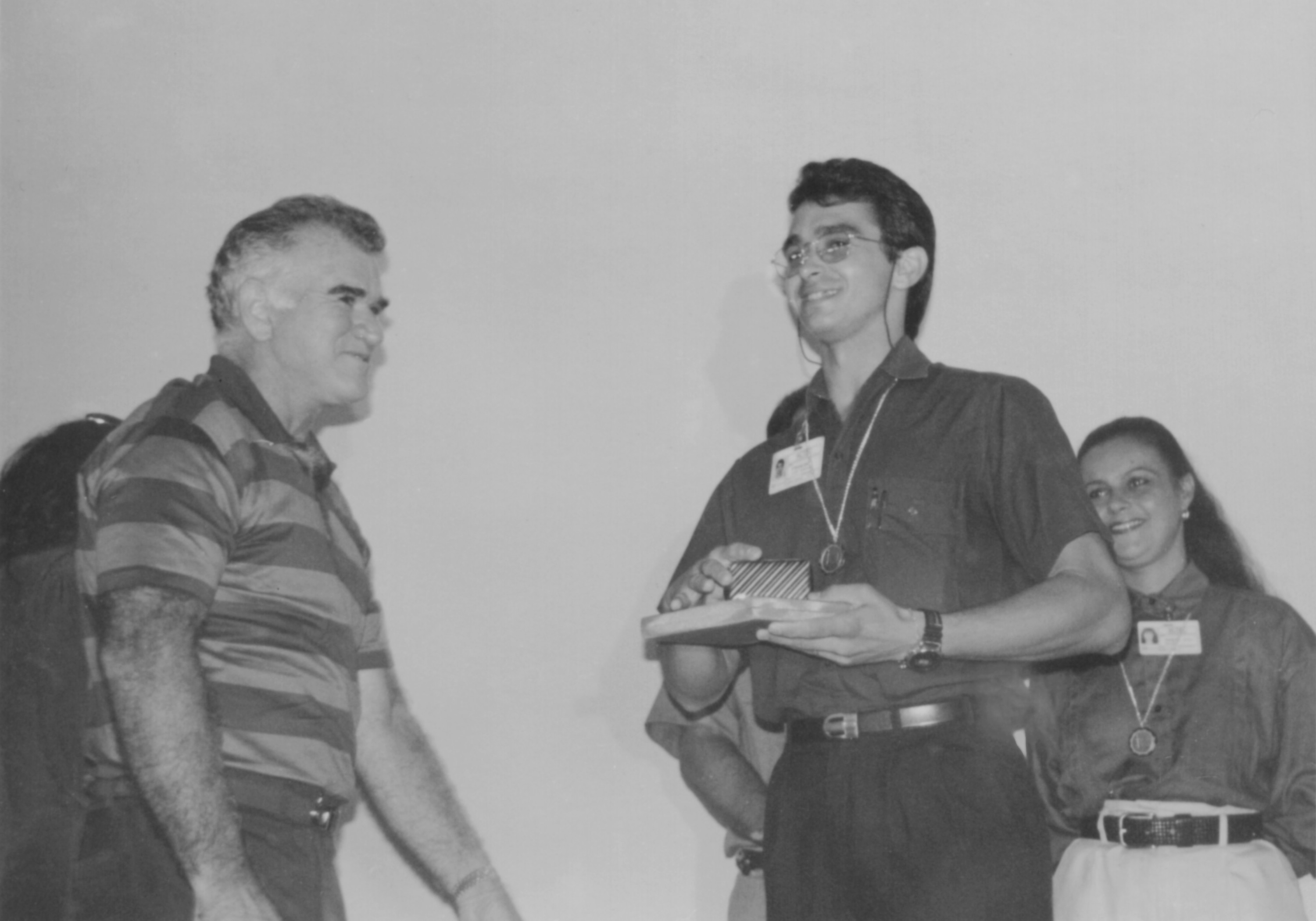 Francisco recebe de Luiz Alberto Garcia uma placa de prata e um relógio como prêmio de Primeiro Talento Qualidade da Companhia de Telecomunicações do Brasil Central (CTBC). Ele conta que, no momento, ficou sem palavras, se emocionou e começou a chorar por ter sido o escolhido entre tantos outros candidatos.