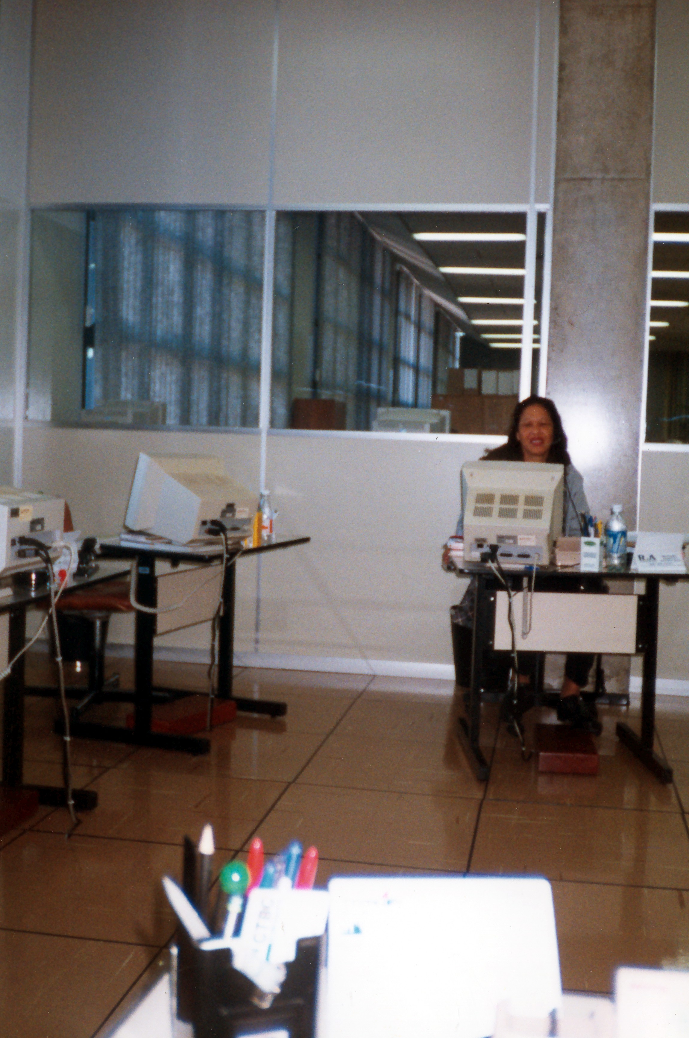 Amélia em sua estação de trabalho, no atendimento 103 da Companhia de Telecomunicações do Brasil Central (CTBC).