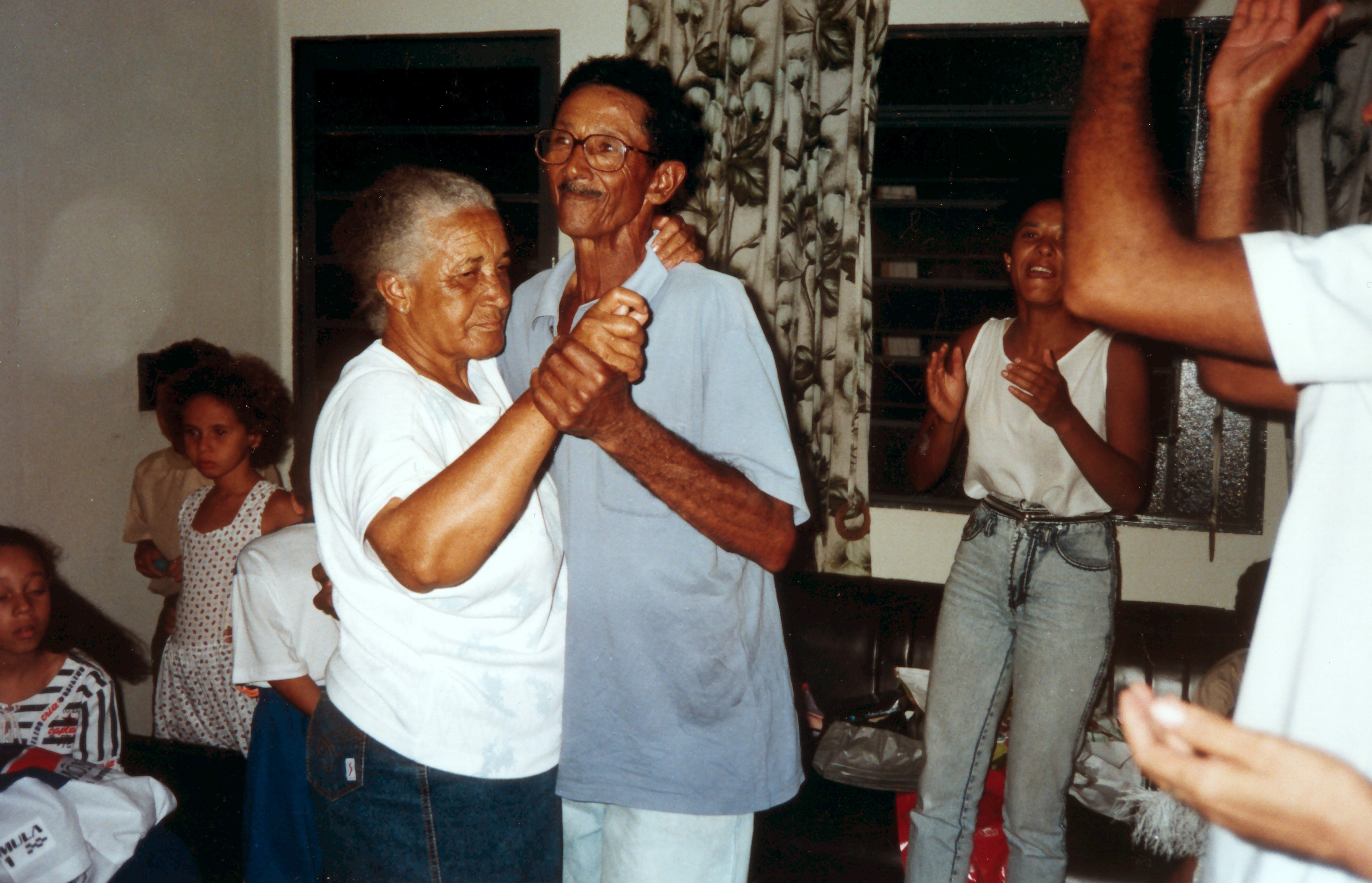 Sebastiana e Alcindor, pais de Maria Amélia, dançam juntos em uma festa de Natal da família, a última vivida por Sebastiana.