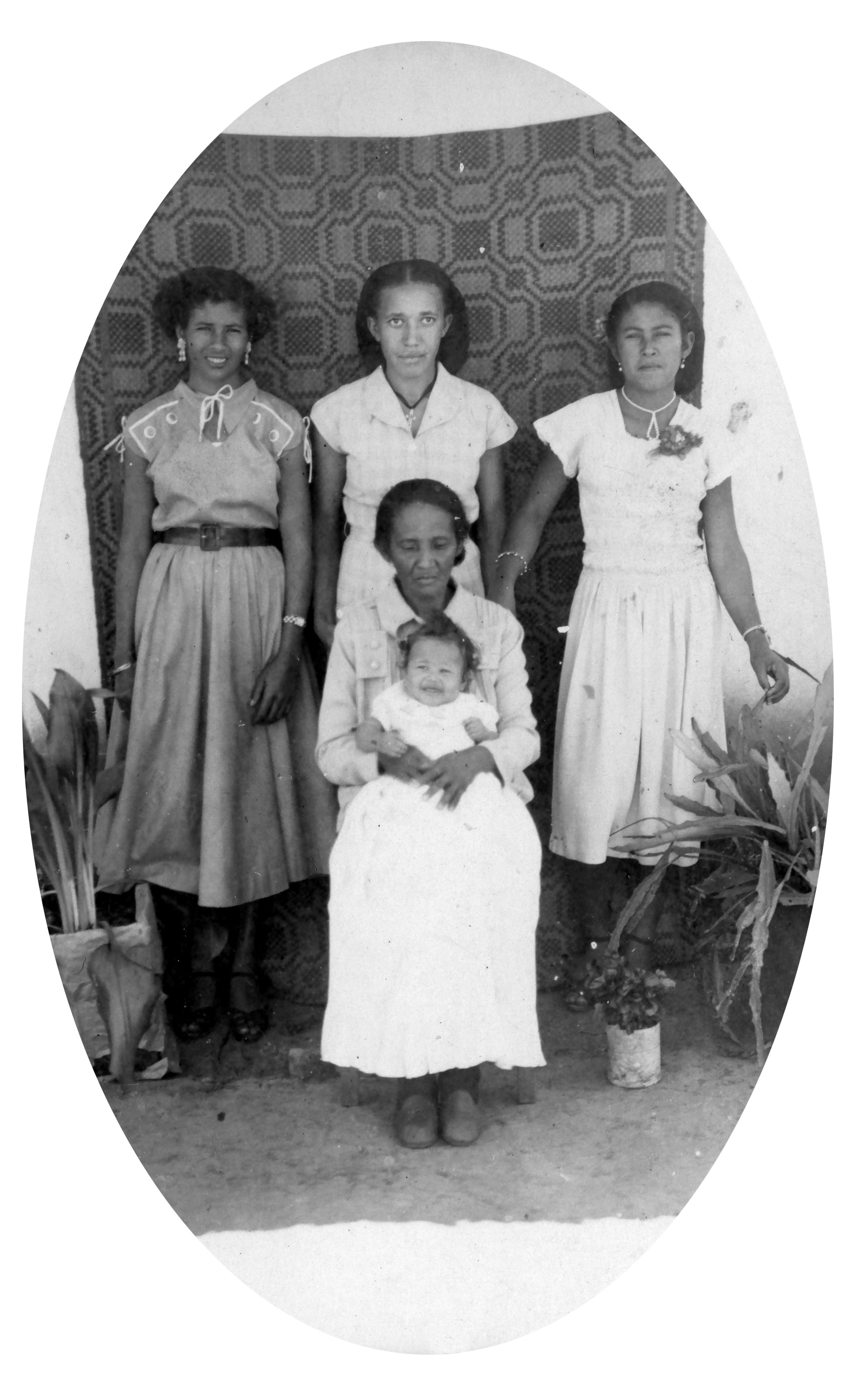 Maria Amélia, aos seis meses de idade, no colo de sua avó materna. Esq.-dir.: Sebastiana (tia), Sebastiana (mãe), Maria Jorcelina (avó), Maria Amélia e Lourdes (tia).