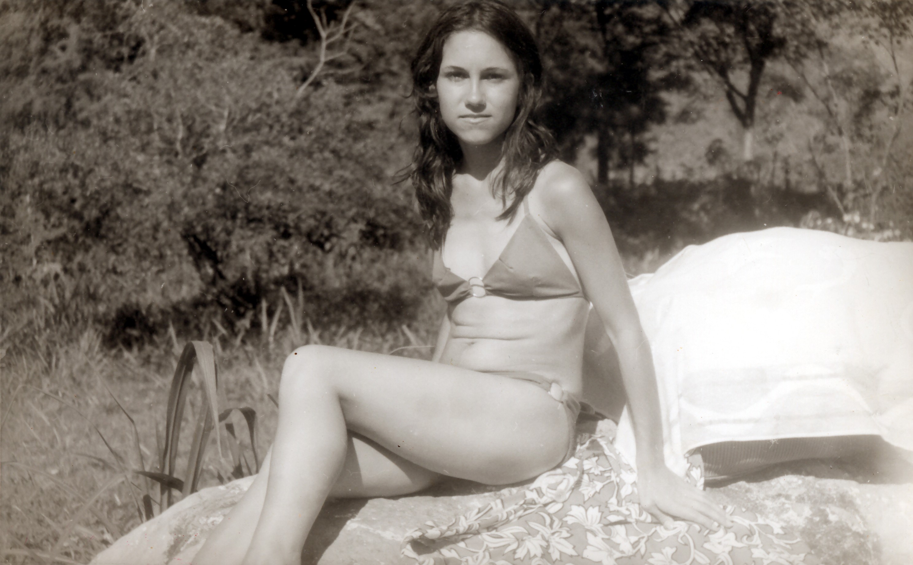 Carmen tomando sol sobre uma pedra durante passeio com as irmãs, na Estância Hidromineral de Águas de Fortaleza.