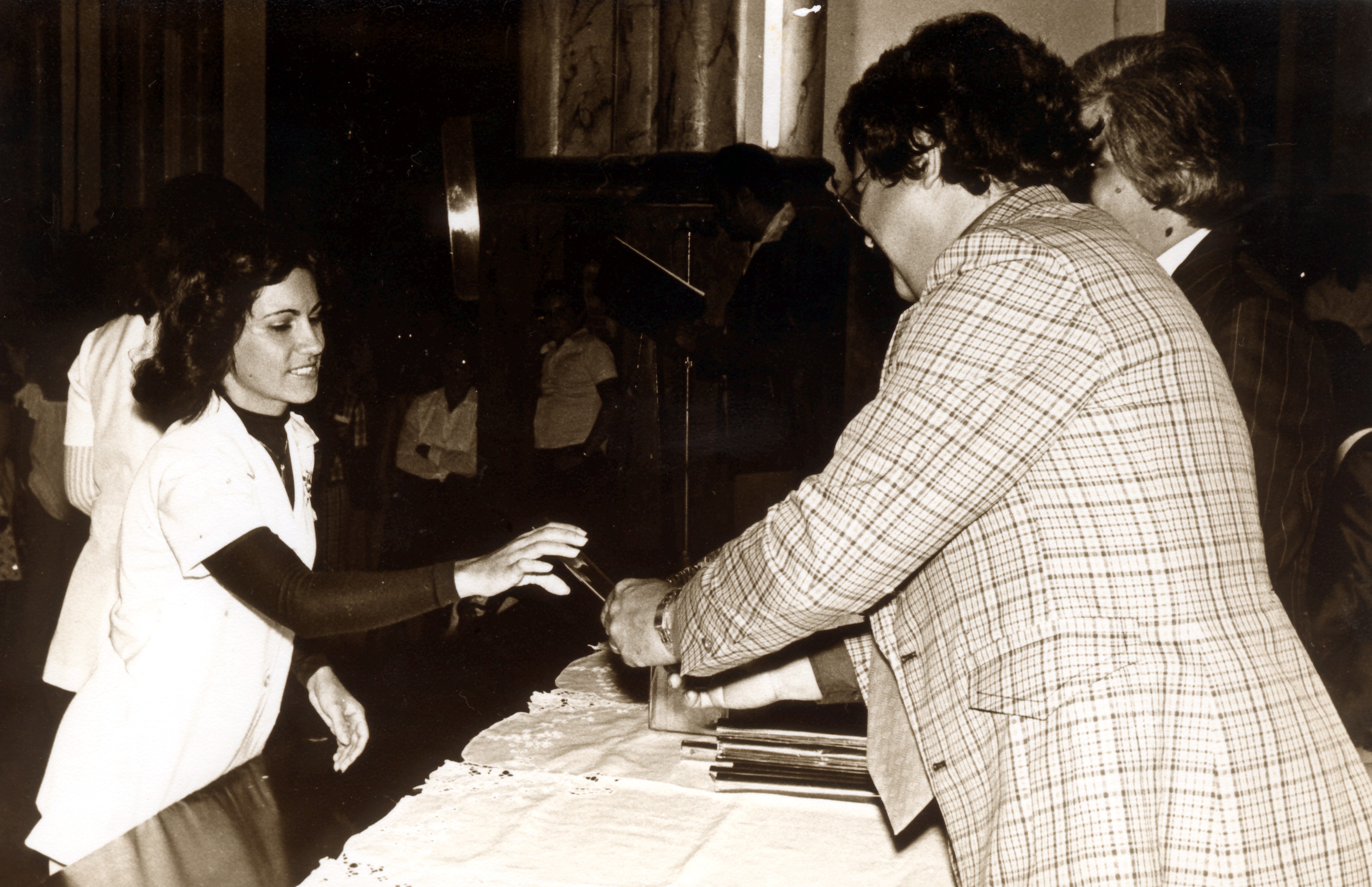 Na foto estão Carmen, recebendo seu diploma, e o professor Geraldo, paraninfo da formatura do curso Técnico em Eletrotécnica, que aconteceu no Colégio Lourdes. Além da cerimônia, também houve coquetel e missa.