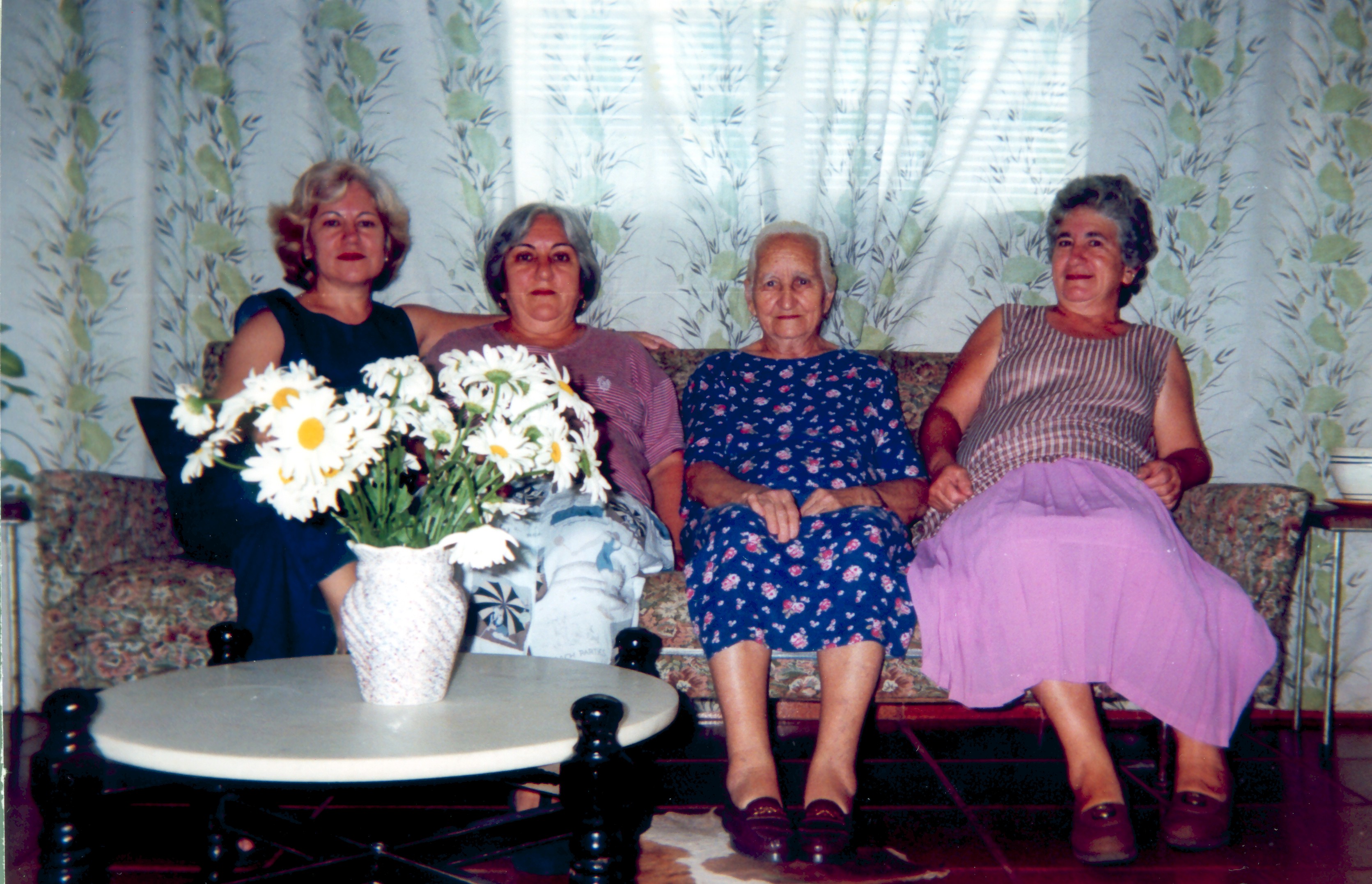 Carmen e três de suas quatro irmãs sentadas no sofá da casa de uma delas. (Esq./dir.) Carmen, caçula da família, Maria Aparecida, dona da casa, Antônia e Elisa. Sueli, a quarta irmã, foi quem tirou a foto.