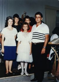 Evauri, à direita, com a esposa, à esquerda e os filhos na cerimônia de crisma da filha Luciana (centro, de vestido branco).