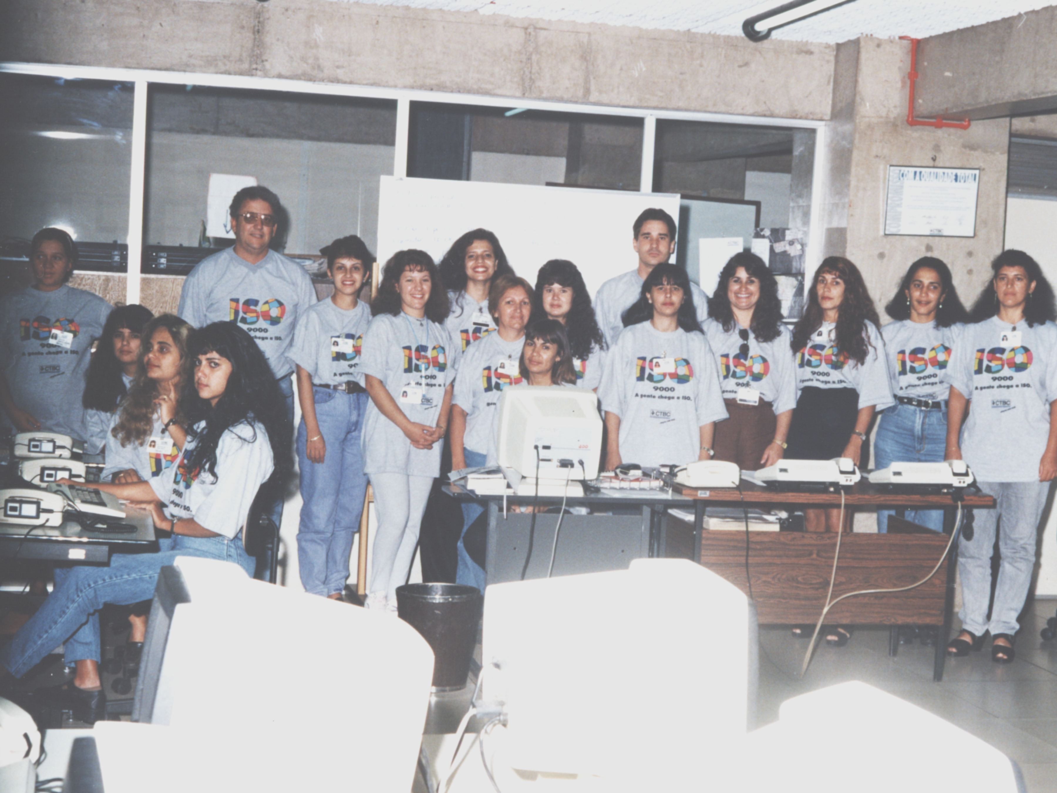 Evauri junto da equipe da central de atendimento, ao todo são dezessete pessoas. Quando a equipe conquistou a ISO 9002  para a CTBC telecom.