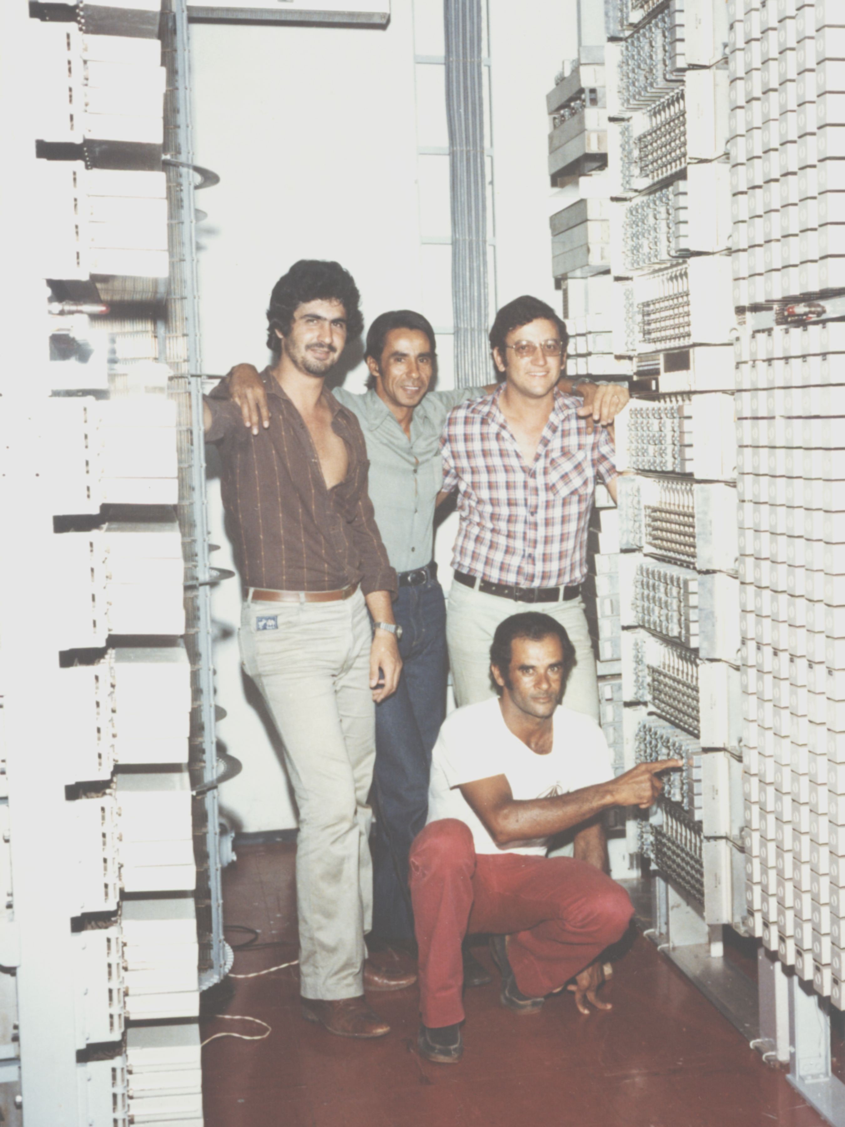 Luis Carlos, José Mario, Evauri e Luis Mentes, da esquerda para a direita, na central antiga.