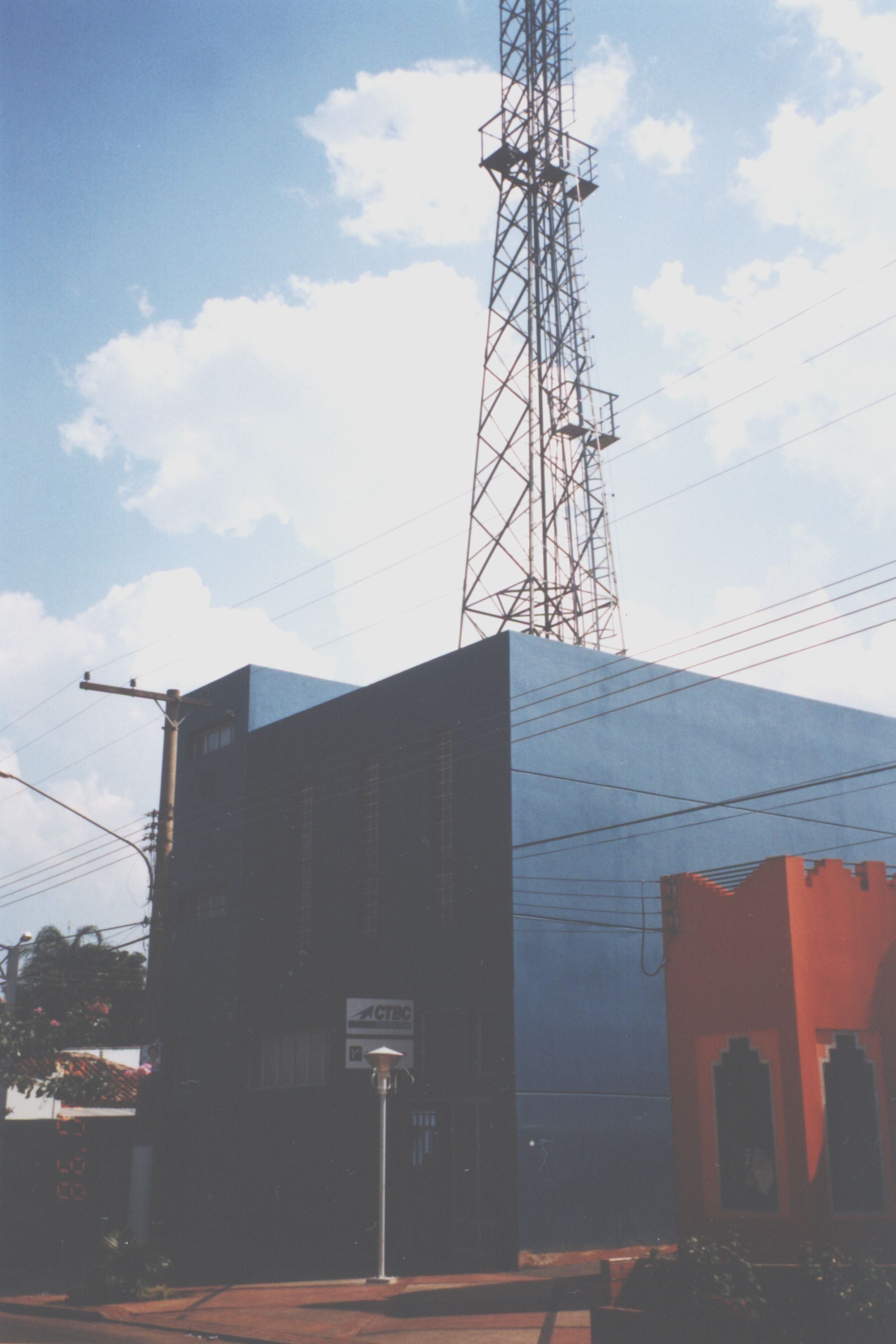 Este foi o único prédio que a CTBC possuiu em Aparecida do Taboado, abrigou mil terminais telefônicos, dos anos de 1970 a 1997.