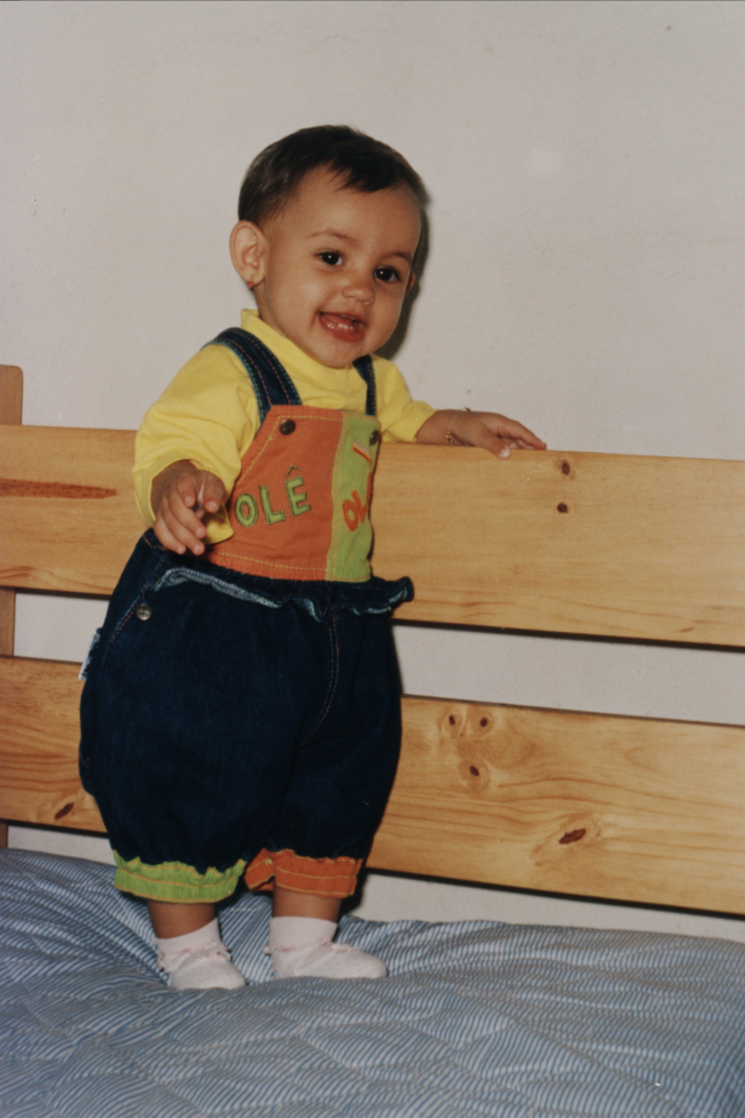 Mariana está em cima de uma cama.