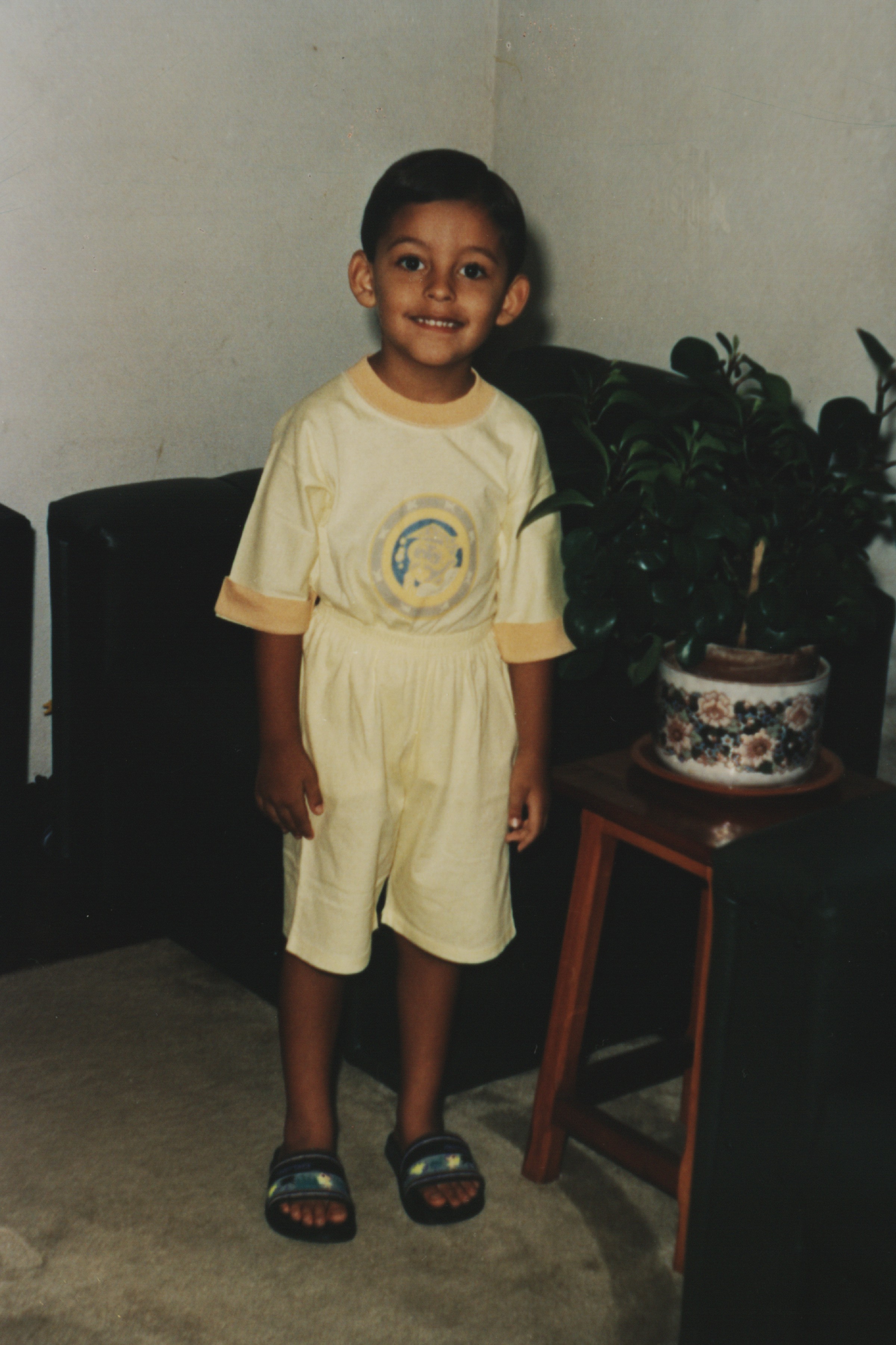 Mateus está de pé, na sala de sua casa. José Reinaldo fez piada ao contar que o filho 