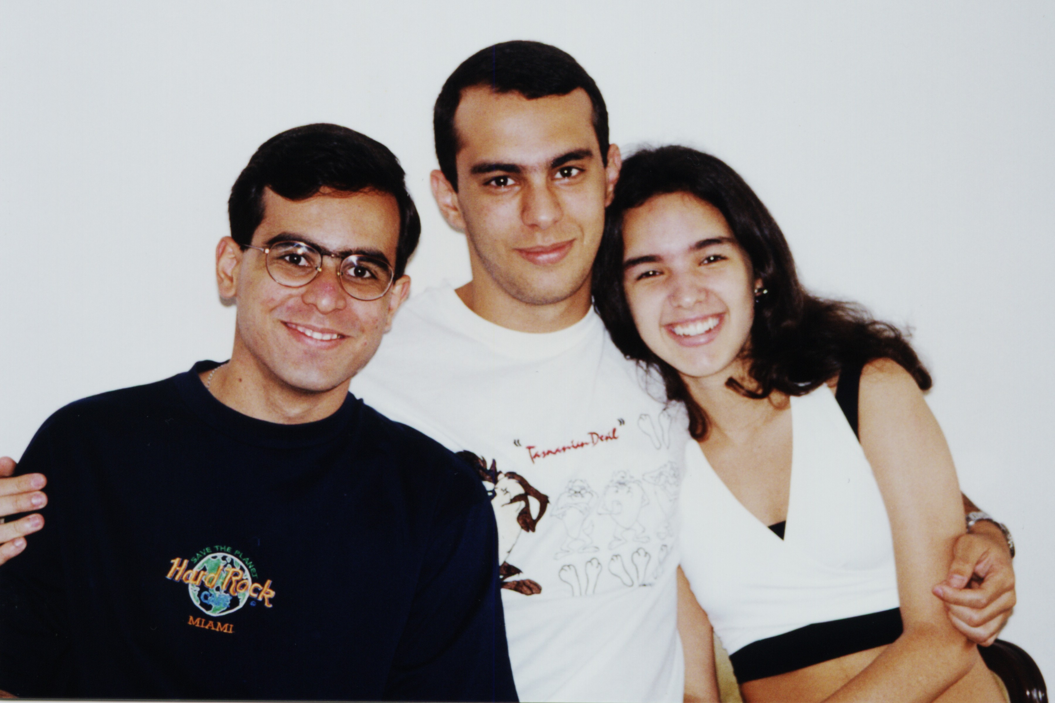 Os três estão abraçados. A foto foi tirada na casa de uma tia deles.