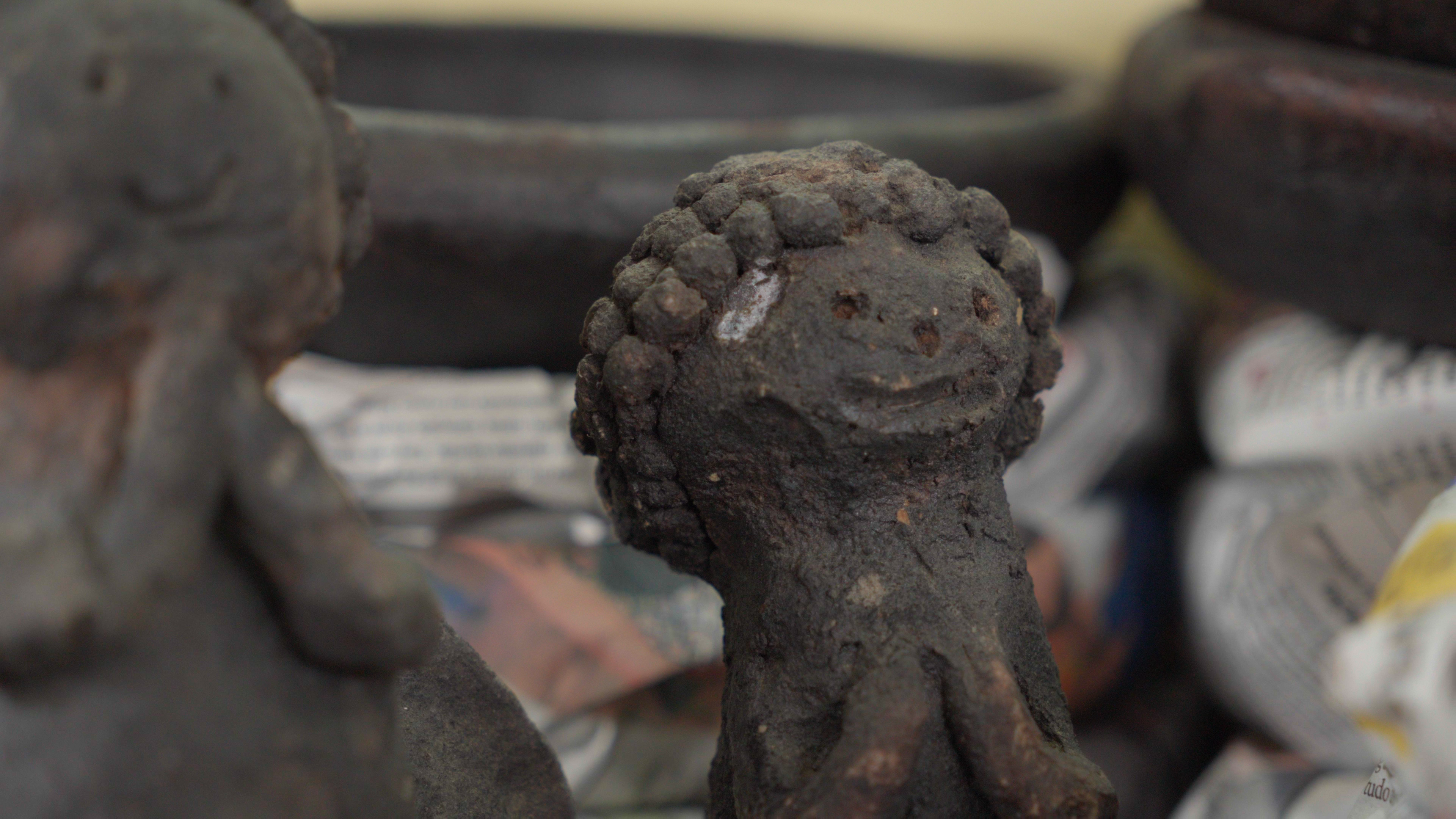 Anjinho em barro queimado, moldado manualmente com traços simples e expressivos, revelando as marcas do fazer artesanal. A peça foi produzida por Mariana Barboza, filha de Jucileia, ainda na infância, enquanto ela acompanhava a mãe na Associação. É preservada por Jucileia Barboza como memória afetiva e expressão de um saber que atravessa gerações. Inserida no contexto das Paneleiras de Goiabeiras, a imagem carrega a delicadeza do gesto e a força da tradição cerâmica local.