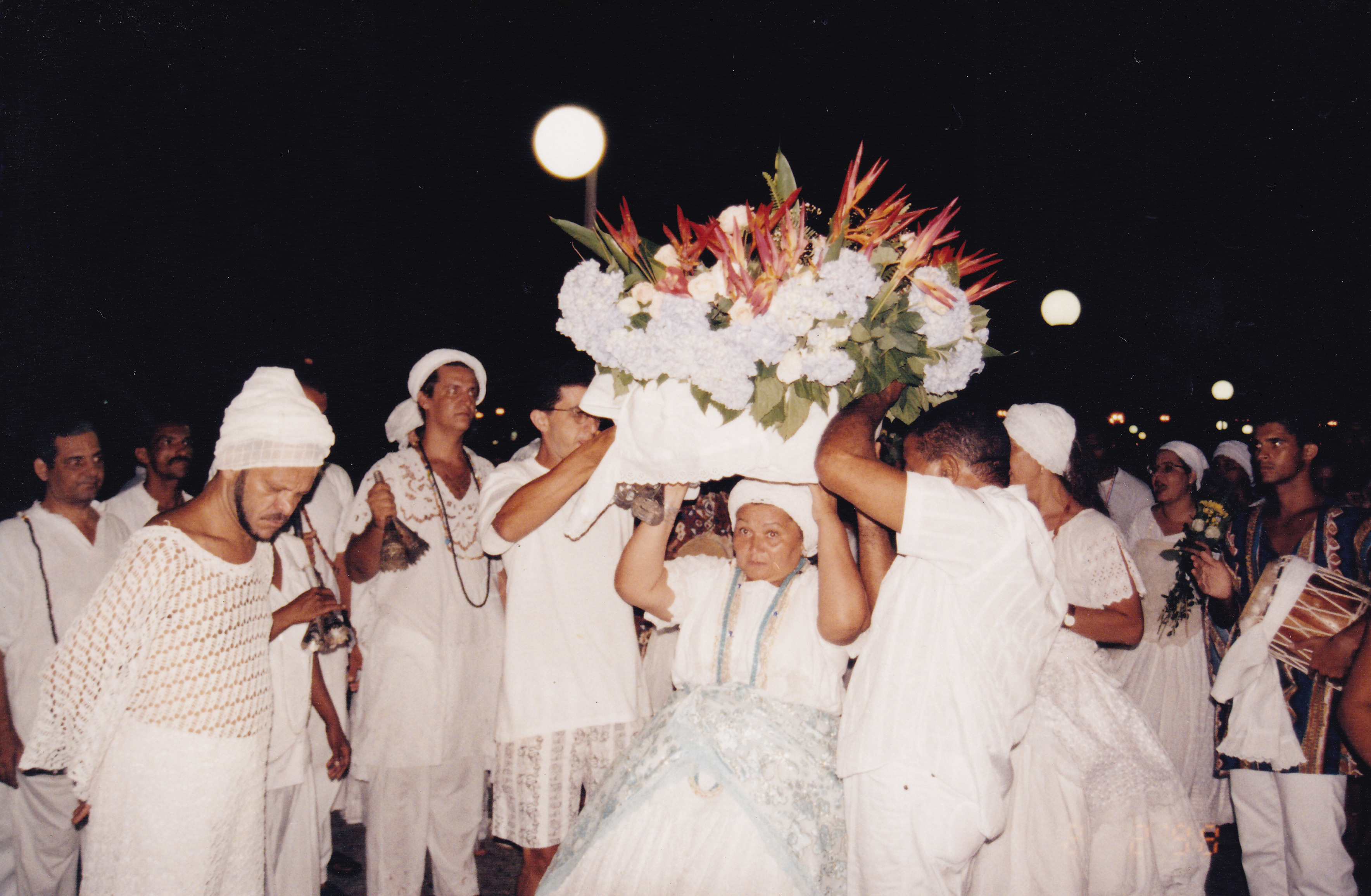 Mãe Néia na entrega do balaio para Yemanjá na Praia de Camburi em Vitória em
1998.