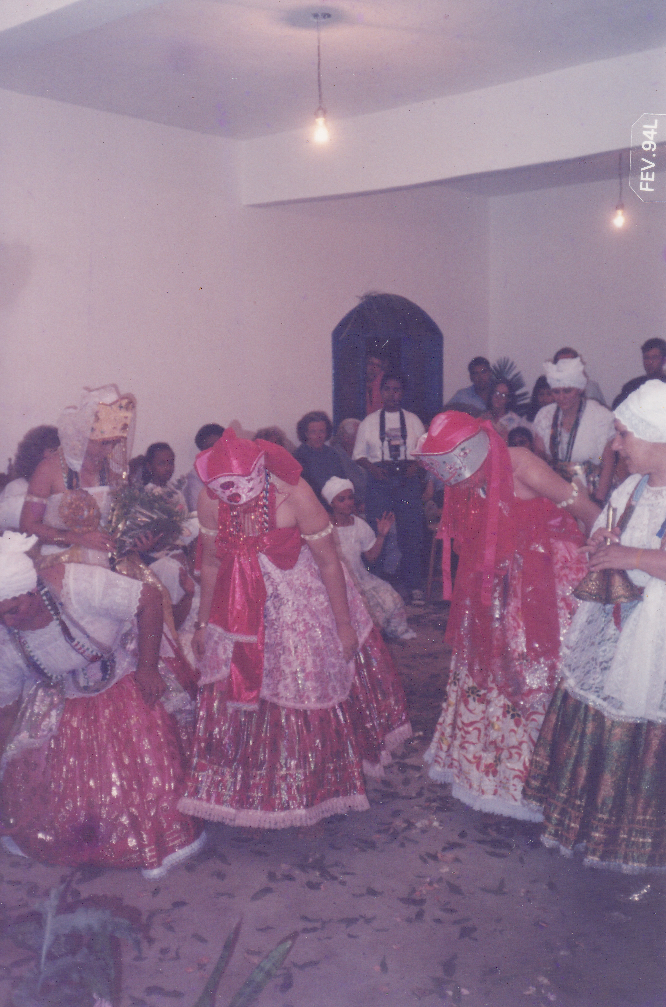 Saída de uma filha de Matamba e uma filha de Oxum, 1992. Barracão ainda no reboco e sem piso.