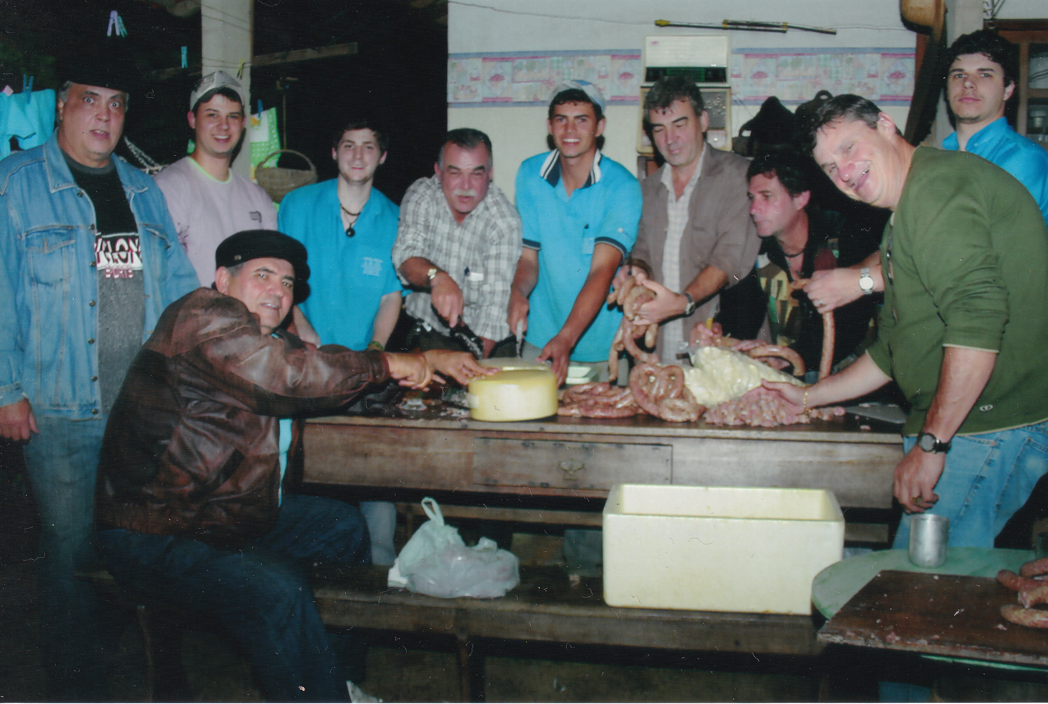 No dia anterior à Carretela del Vin, voluntários amigos se reuniram nos fundos da casa de Renato para fazer os preparativos para a festa: cortar quilos de linguiça e de queijo.