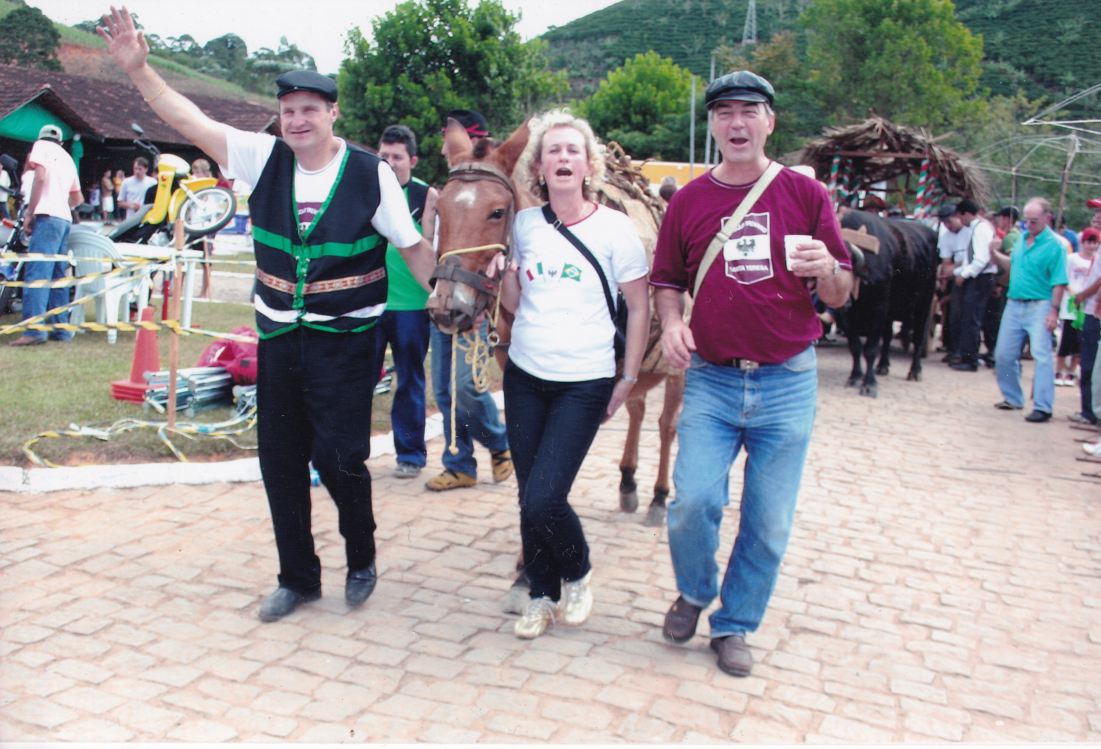 Fernan dal Colmo, Didi e Renato, na ressaca da Carretela, que acontece no dia seguinte ao desfile. Fernan, junto com Renato, recuperou a tradição da Carretela em Santa Tereza.