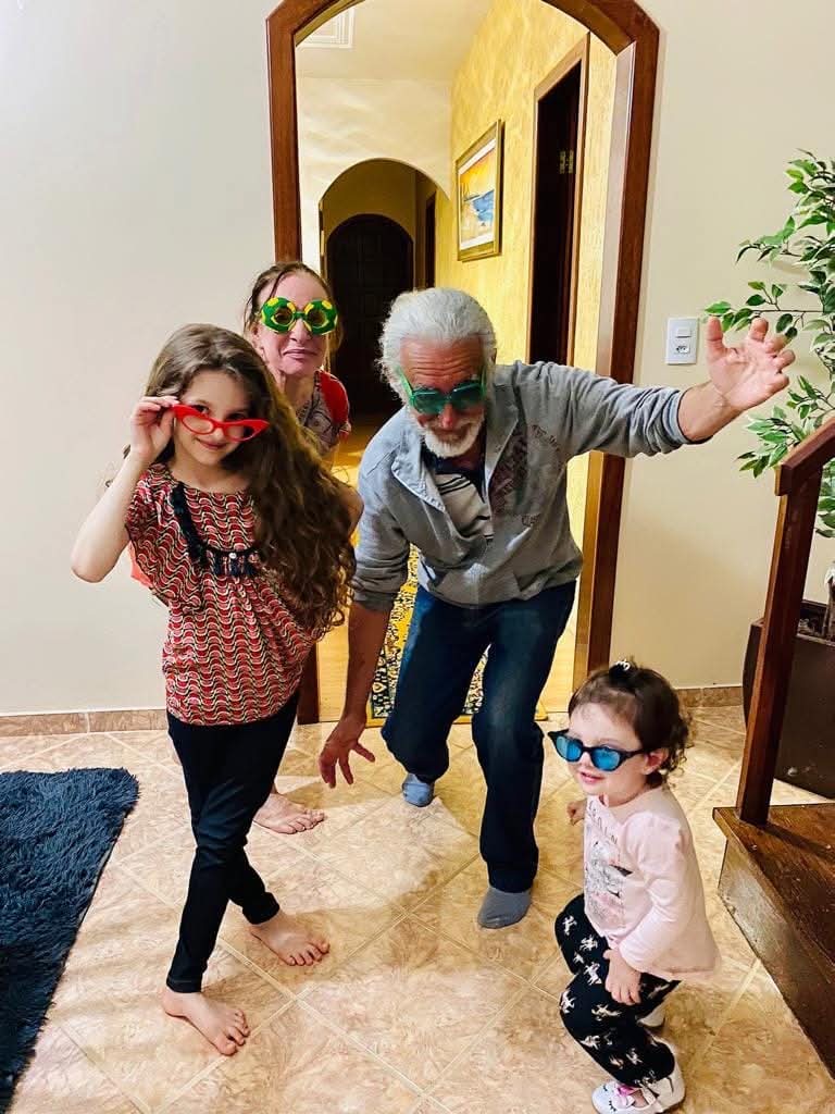 Nesta foto estão Bebeto, sua esposa Mirian, sua neta Júlia (à esquerda) e sua neta Beatriz (à direita). Um momento de descontração e felicidade junto às crianças.