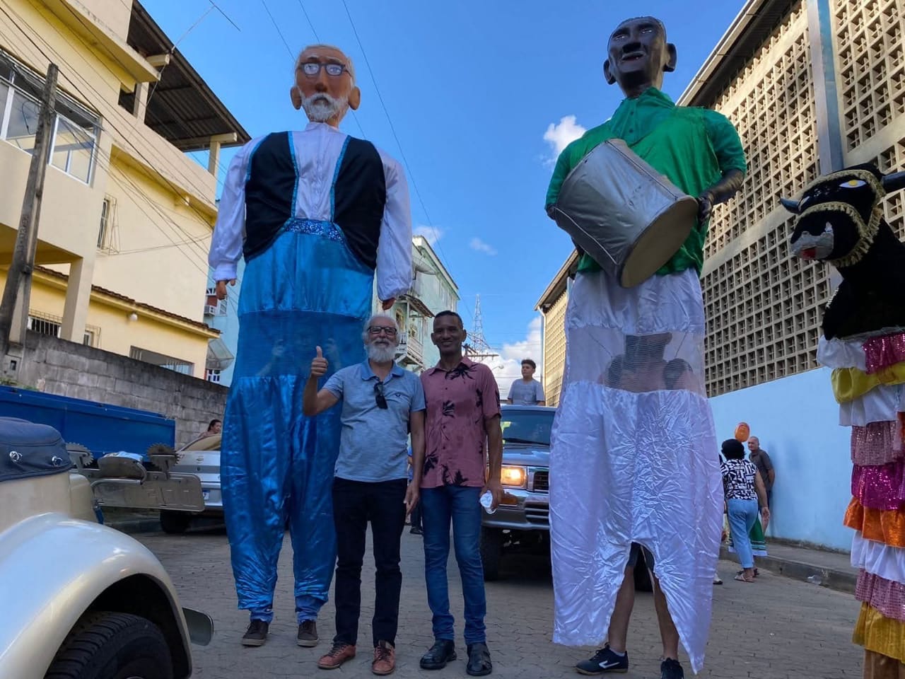 Bebeto e Tuca no pátio de festas de Santa Leopoldina, na preparação dos bonecos gigantes para o desfile de carnaval.
