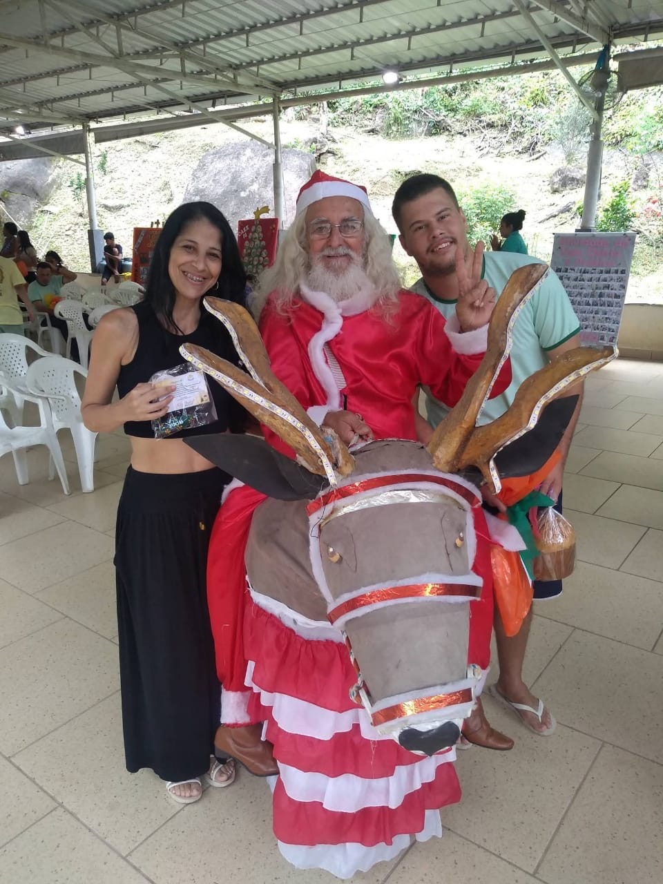 Bebeto com sua rena na festa de natal da APAE (Associação de Pais e Amigos dos Excepcionais) de Santa Leopoldina. Na foto estão: Janaína, mãe do jovem Iago, aluno da APAE e ao lado de Bebeto.