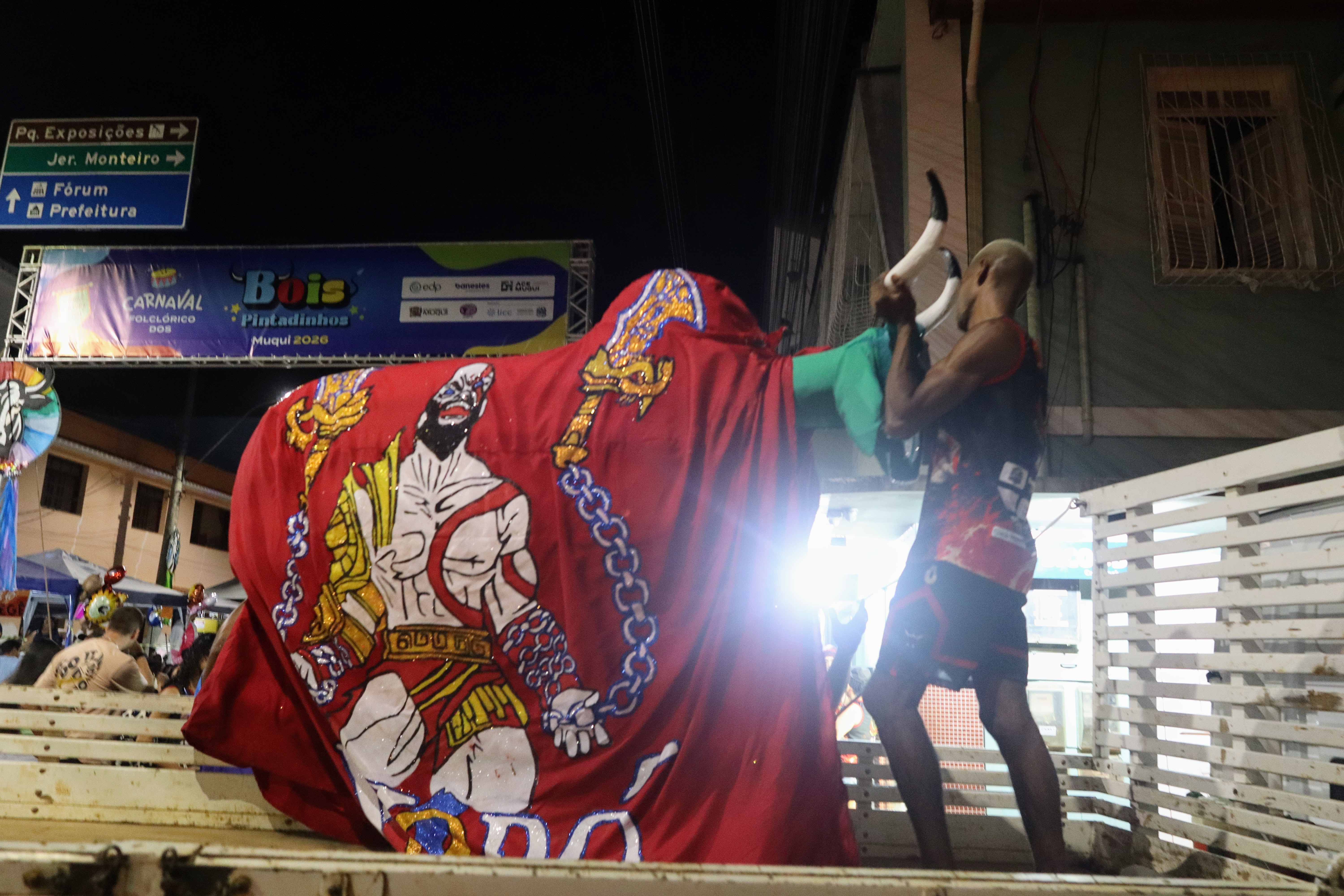 Um dos momentos mais importantes de todo trabalho realizado para o carnaval. É quando os tecidos terminaram de ser pintados, e o Boi precisa descer para o cortejo no centro de Muqui. É o momento em que a expectativa do público está à flor da pele, hora de colocar em prática aquilo que o grupo vem guardando o ano inteiro. O segredo do tecido, o tema escolhido pelo Mestre, um momento de entrega total. 
É um dos momentos mais especiais, uma alegria muito grande.