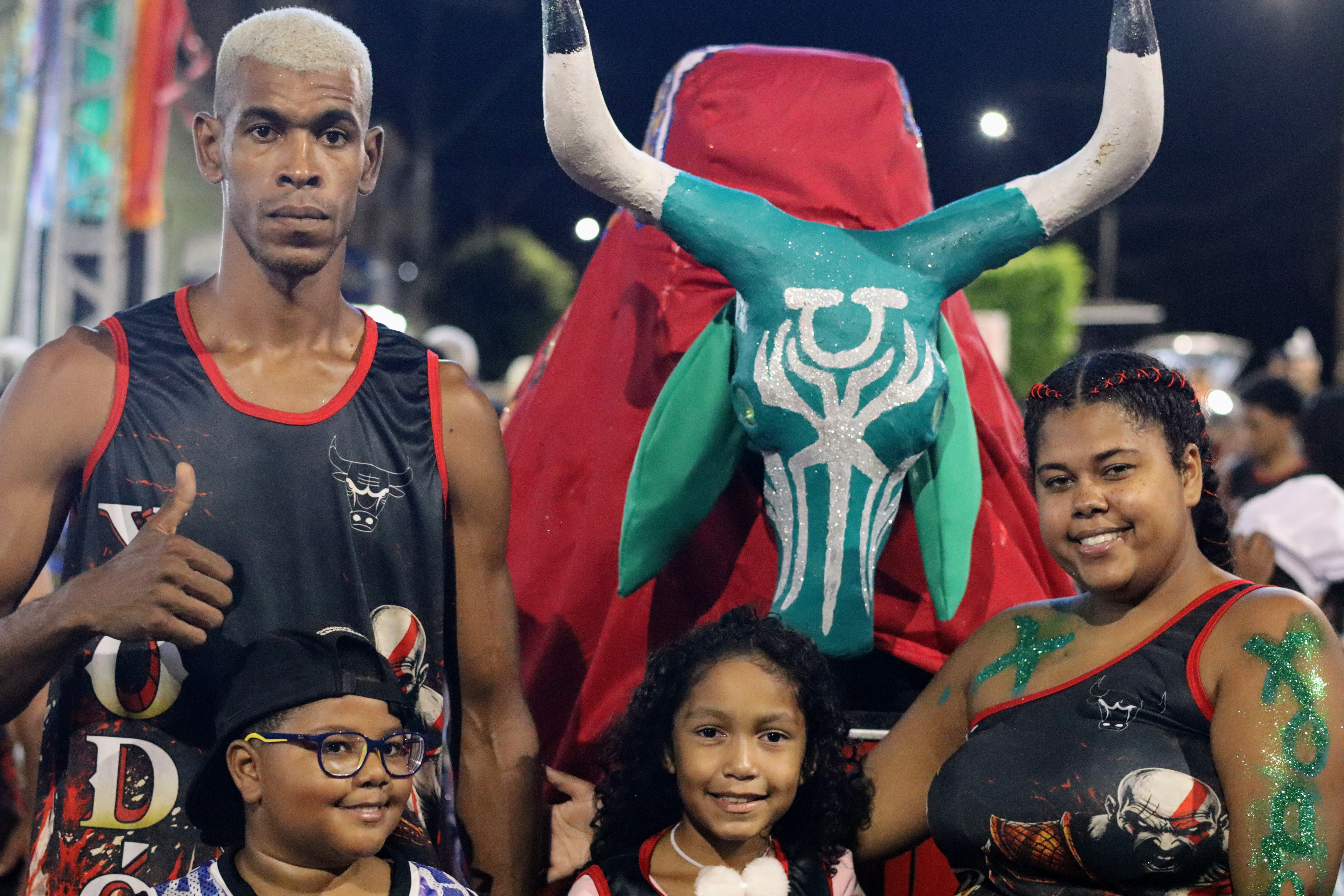 Mestre xodó  diz que essa é uma foto muito especial, é a sua minha família. Para ele, essa foto representa o sentimento das crianças que ficam aguardando na praça para tirar foto com o Boi Xodó, a euforia em estar perto do Boi e fazer parte do cortejo de alguma forma. Fica muito emocionado com essa foto e a representação dela, porque é a hora em que vemos o reconhecimento de todo o seu esforço e carinho para realizar o cortejo do Boi Xodó.