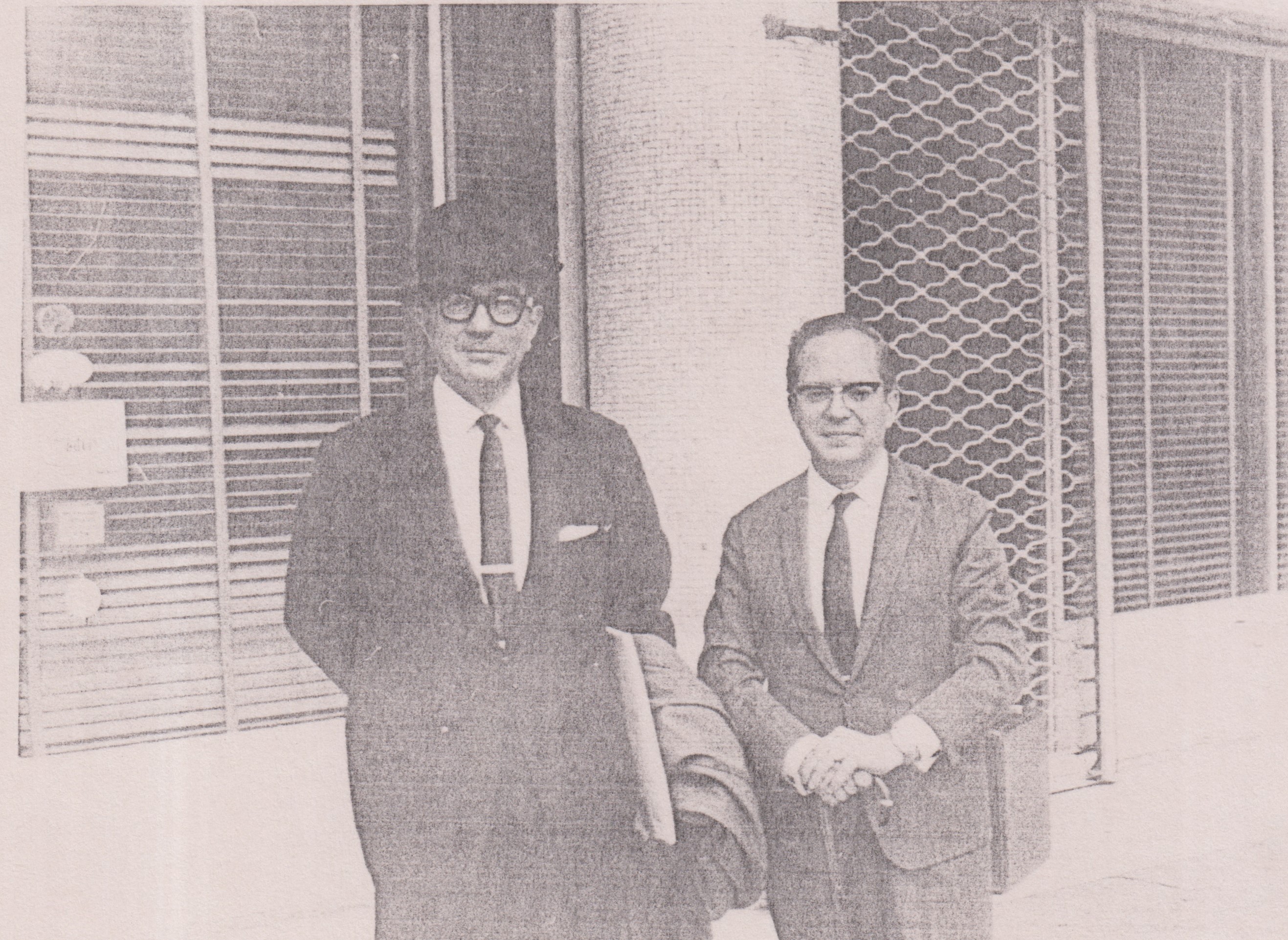 Oswaldo (à direita) e José Augusto Pinto (gerente da divisão farmacêutica da Johnson & Johnson) durante um passeio pelas ruas de Santiago, no intervalo da VIII Conferencia Mundial de La Federación Internacional de Planificación de la Familia. Oswaldo lembra que fazia muito frio e estava com o pé quebrado.