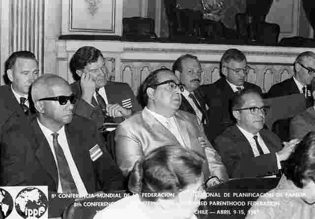 Professores participam da VIII Conferencia Mundial de La Federación Internacional de Planificación de la Familia, onde foi discutido o problema do controle de natalidade. Oswaldo é o terceiro homem da esquerda para a direita, à frente.