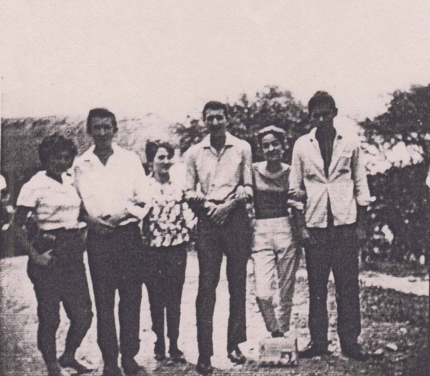 Gleide e colegas de trabalhos da Johnson & Johnson em um piquenique realizado no Estoril, um clube de campo onde havia piscina e represa. A fábrica inteira comparecia ao piquenique e cada um levava sua comida: frango, pão com patê, refrigerante. Esq.-dir.: Ivany (linha de enchimento de óleo), Dorival (departamento pessoal), Antônia (linha de enchimento de óleo), Adriano (departamento pessoal), Gleide, Paulo.