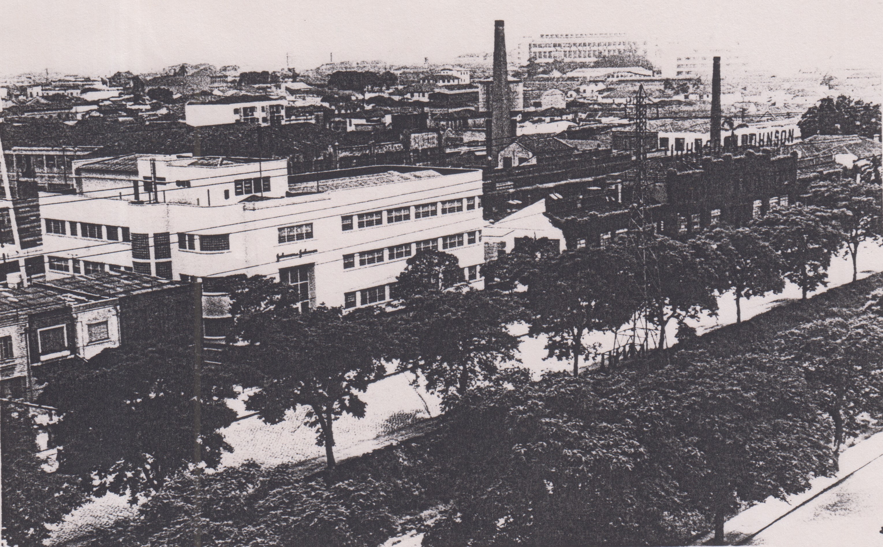 Vista aérea do prédio administrativo da Johnson & Johnson, localizado na Avenida do Estado. Ao lado podemos observar o laboratório de pesquisa e, mesmo após a mudança da fábrica para São José dos Campos, a parte administrativa da empresa continuou funcionando no local.