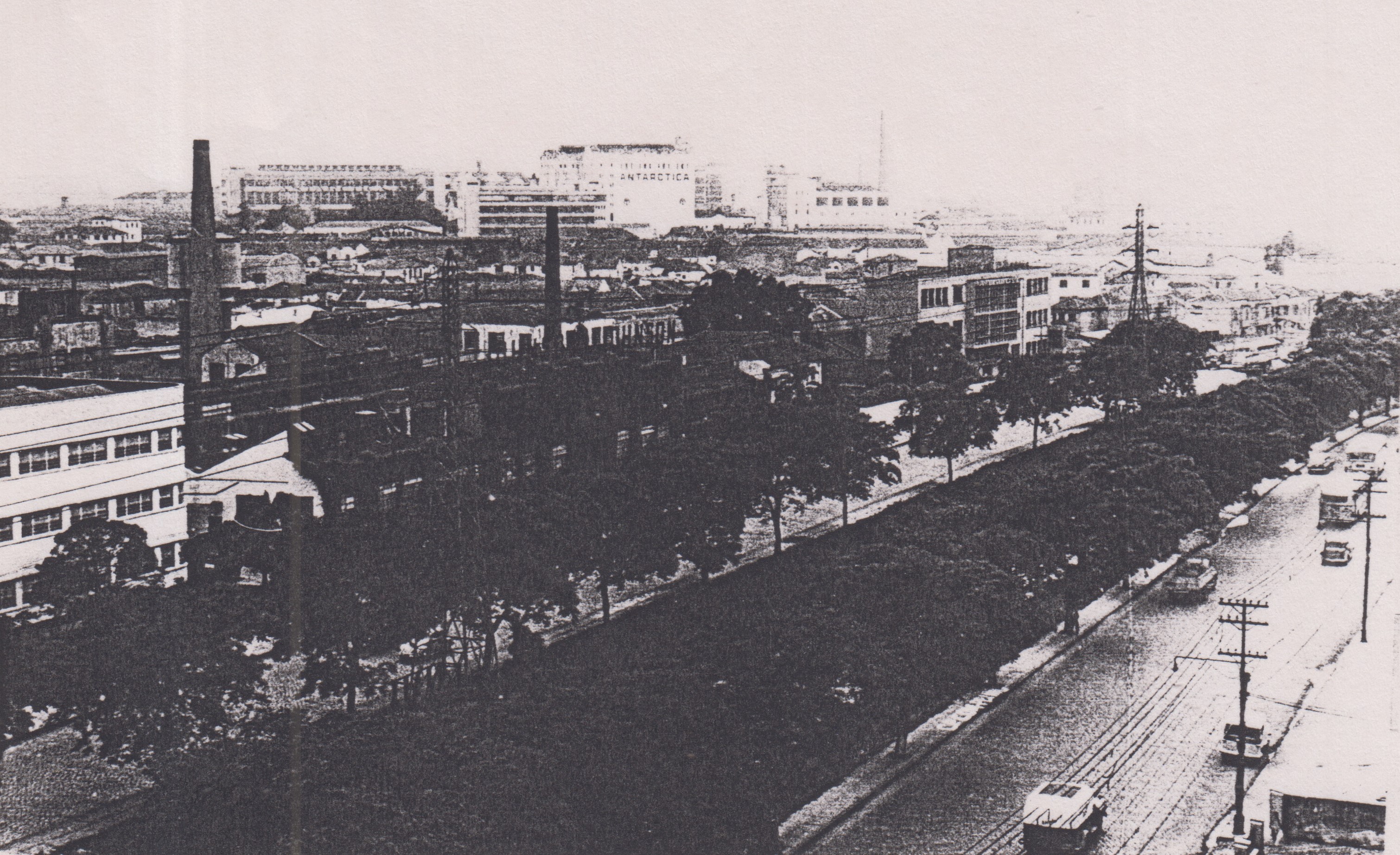 Vista área da Avenida do Estado junto ao Rio Tamanduateí, local onde estavam instaladas a parte administrativa, o laboratório de pesquisa e a fábrica da Johnson & Johnson.