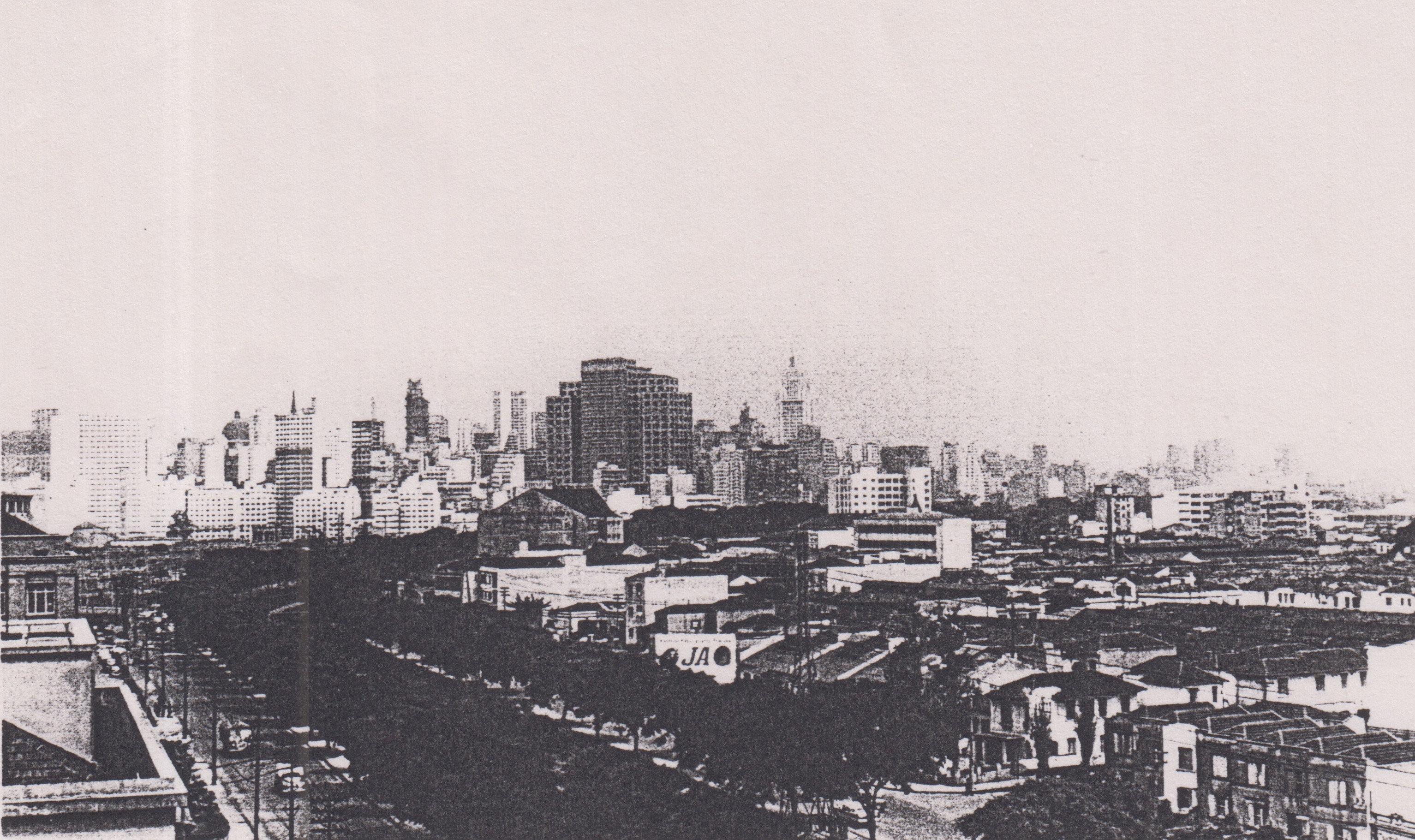 Registro da cidade de São Paulo através do ponto de vista da fábrica da Johnson & Johnson, localizada na Avenida do Estado. Walter observa que nessa época a cidade ainda possuía poucos prédios e que hoje, no local, funciona um prédio do banco Itaú.