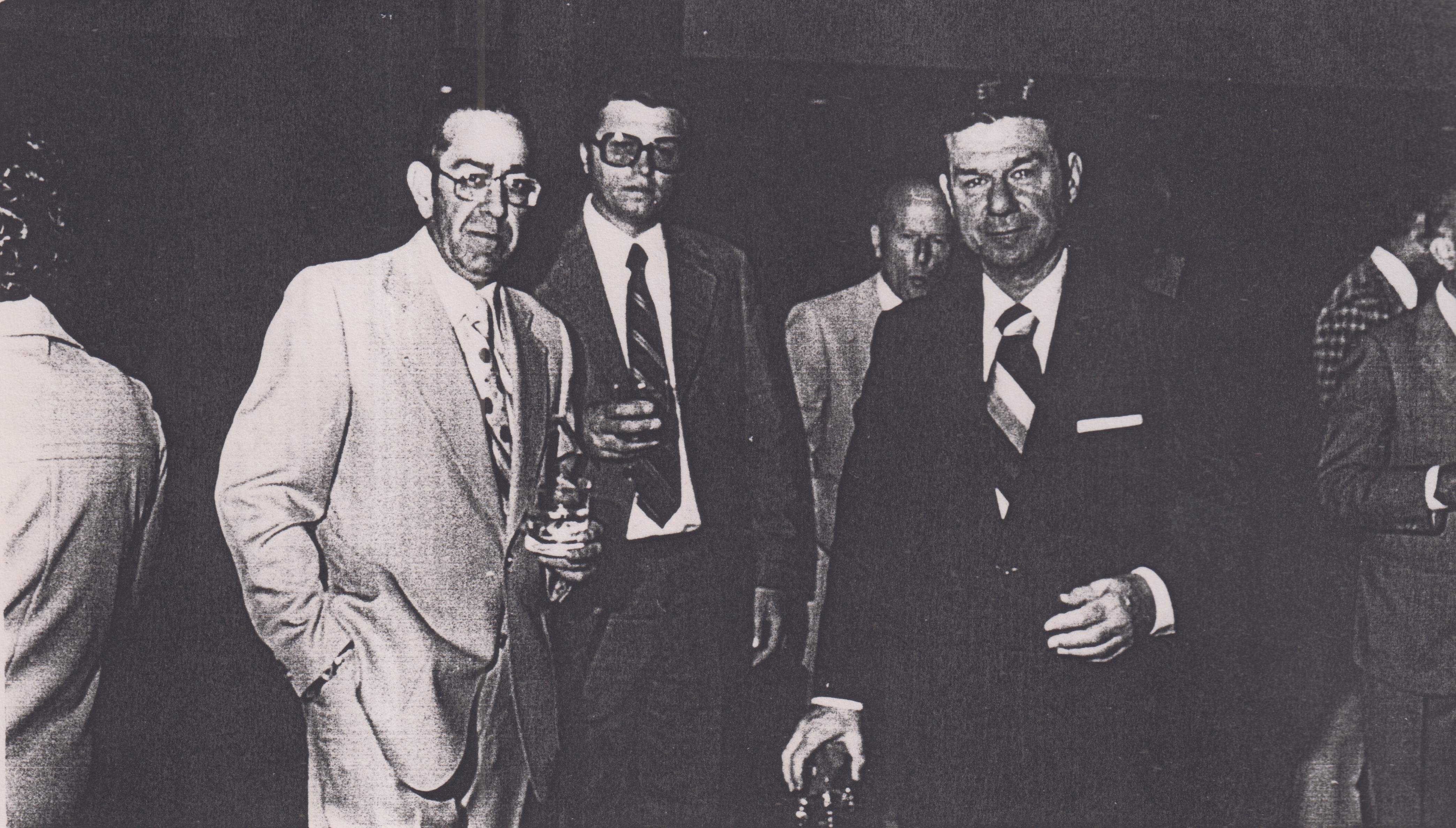 Walter Pohl junto ao vice-presidente internacional em garantia de qualidade da Johnson & Johnson, Herp Kramer. Estavam na Conferência Latino-Americana em Garantia de Qualidade e Novos Produtos, que também envolvia o desenvolvimento da Microbiologia. Foi a primeira conferência de um ciclo de encontros desse tipo e festejaram muito em um coquetel oferecido no Plaza Hotel.