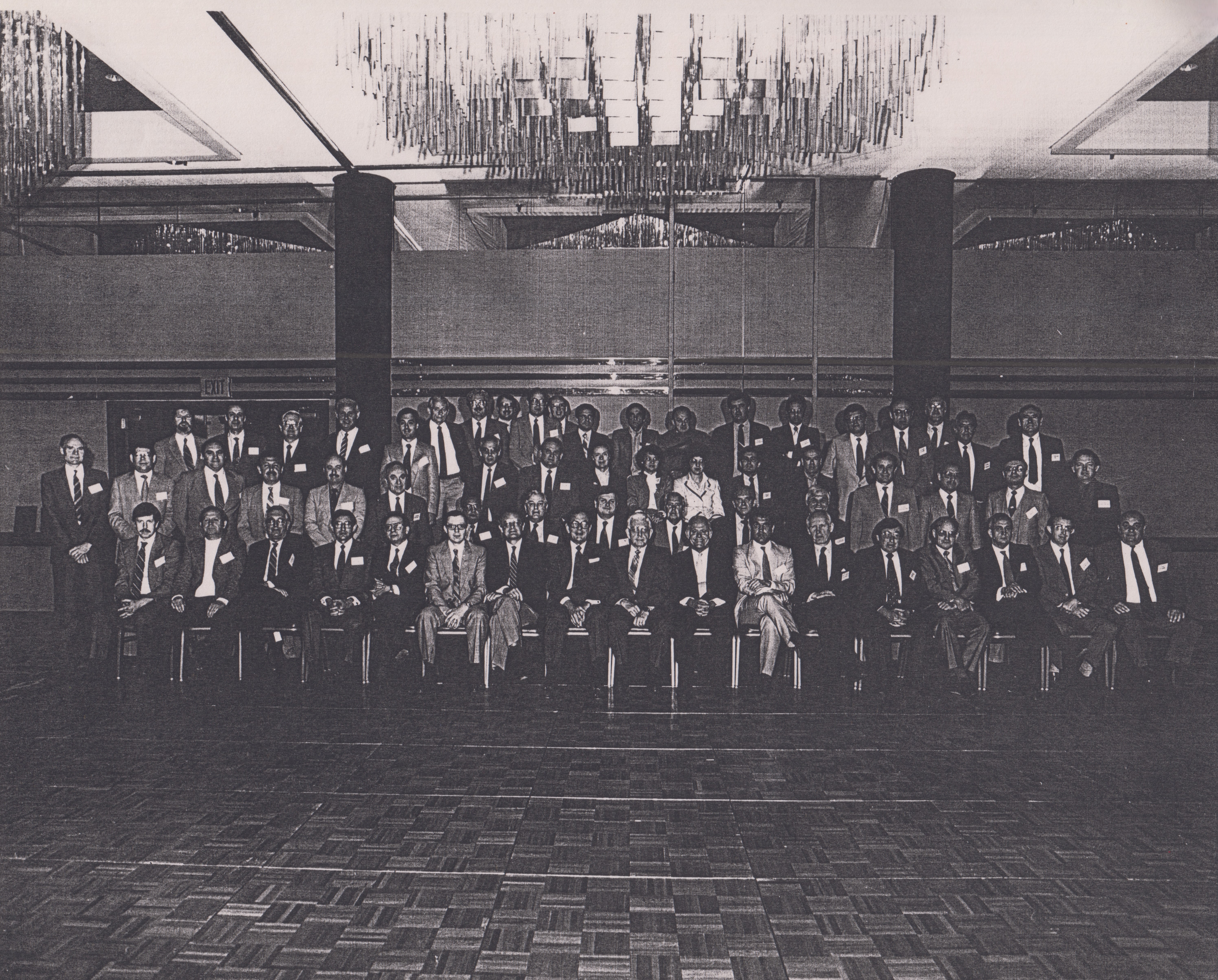 Walter Pohl (quinta pessoa à direita, na terceira fila) costumava participar do Churchill Worldwide, encontro organizado pela Johnson & Johnson Internacional que acontecia a cada dois anos em diferentes países.