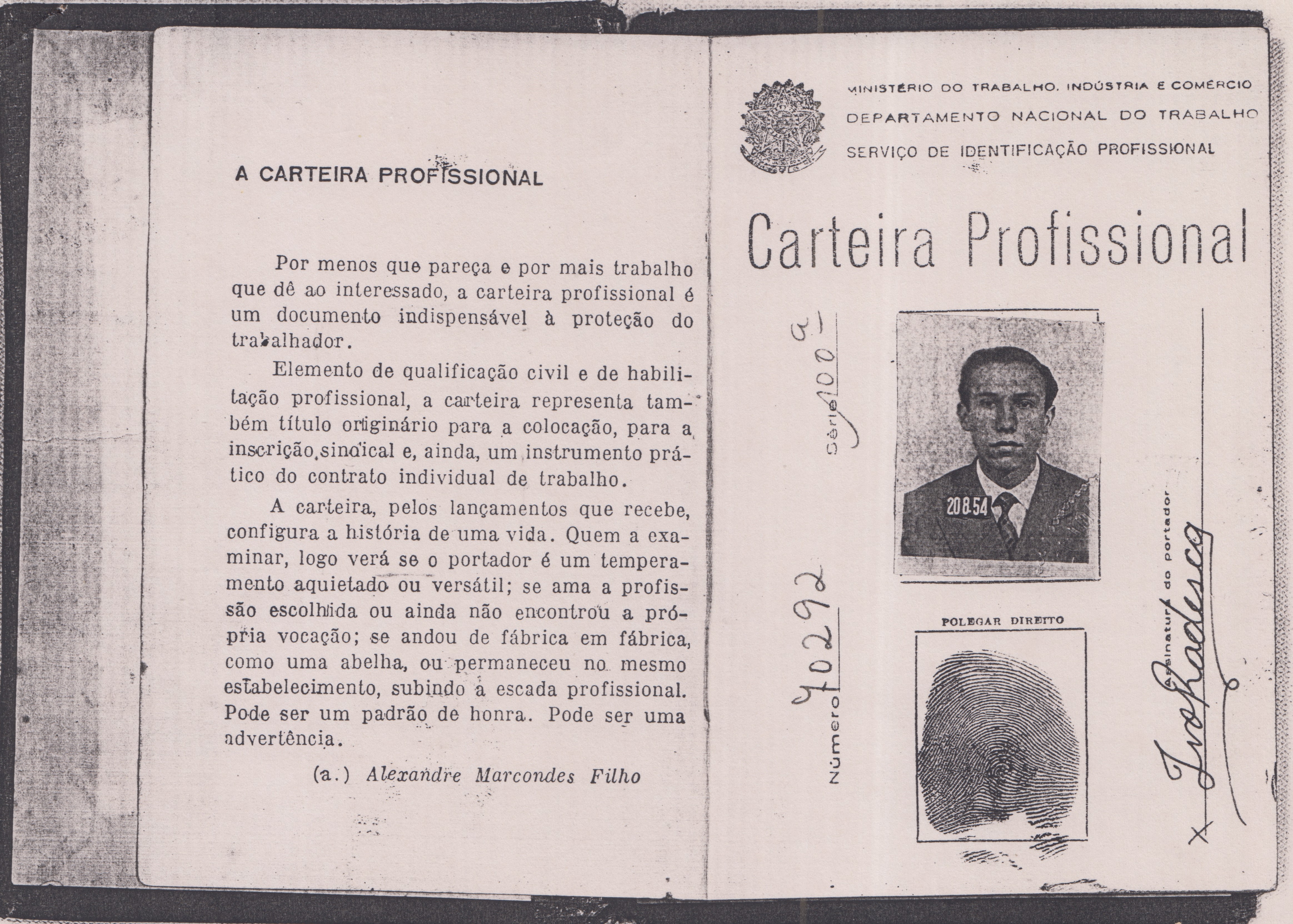 Primeira carteira de trabalho de Ivo Radesca, que contém o início d sua trajetória profissional e o primeiro registro na Johnson & Johnson.