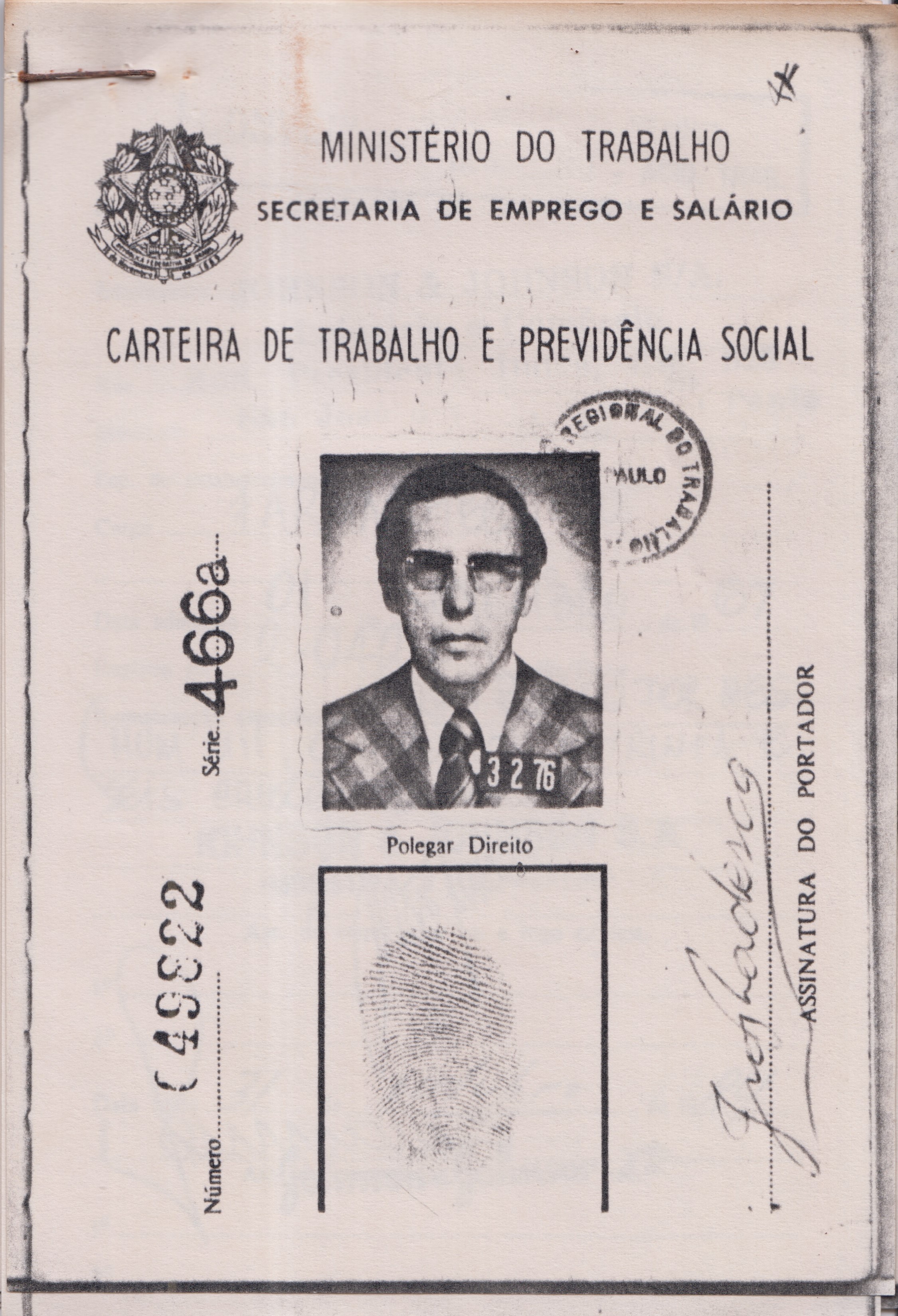 Segunda carteira de trabalho de Ivo Radesca, quem contém a continuação de sua trajetória profissional. Na página 54 pode ser constatada a alteração da razão social de Johnson & Johnson S. A. Indústria e Comércio para apenas Johnson & Johnson S. A.