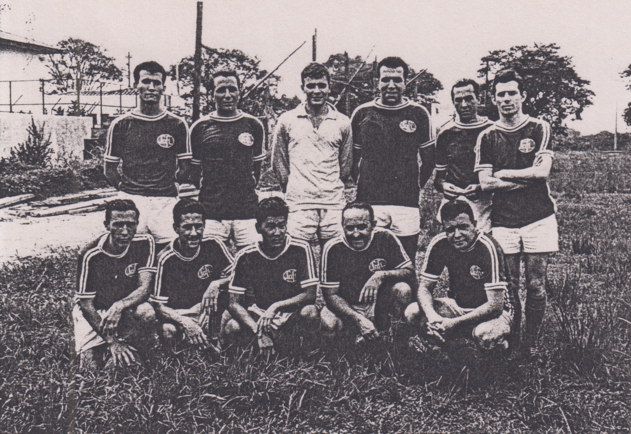 Ivo integrou o time de futebol do Laboratório Farmacêutico Internacional (LAFI), empresa onde trabalhou de 1959 a 1964. Estão presentes na foto Ivo Radesca (sentado, à esquerda), Carlos Guido Bussi (sentado, quarta pessoa) e Vicente Amato Neto (de pé, quinta pessoa).