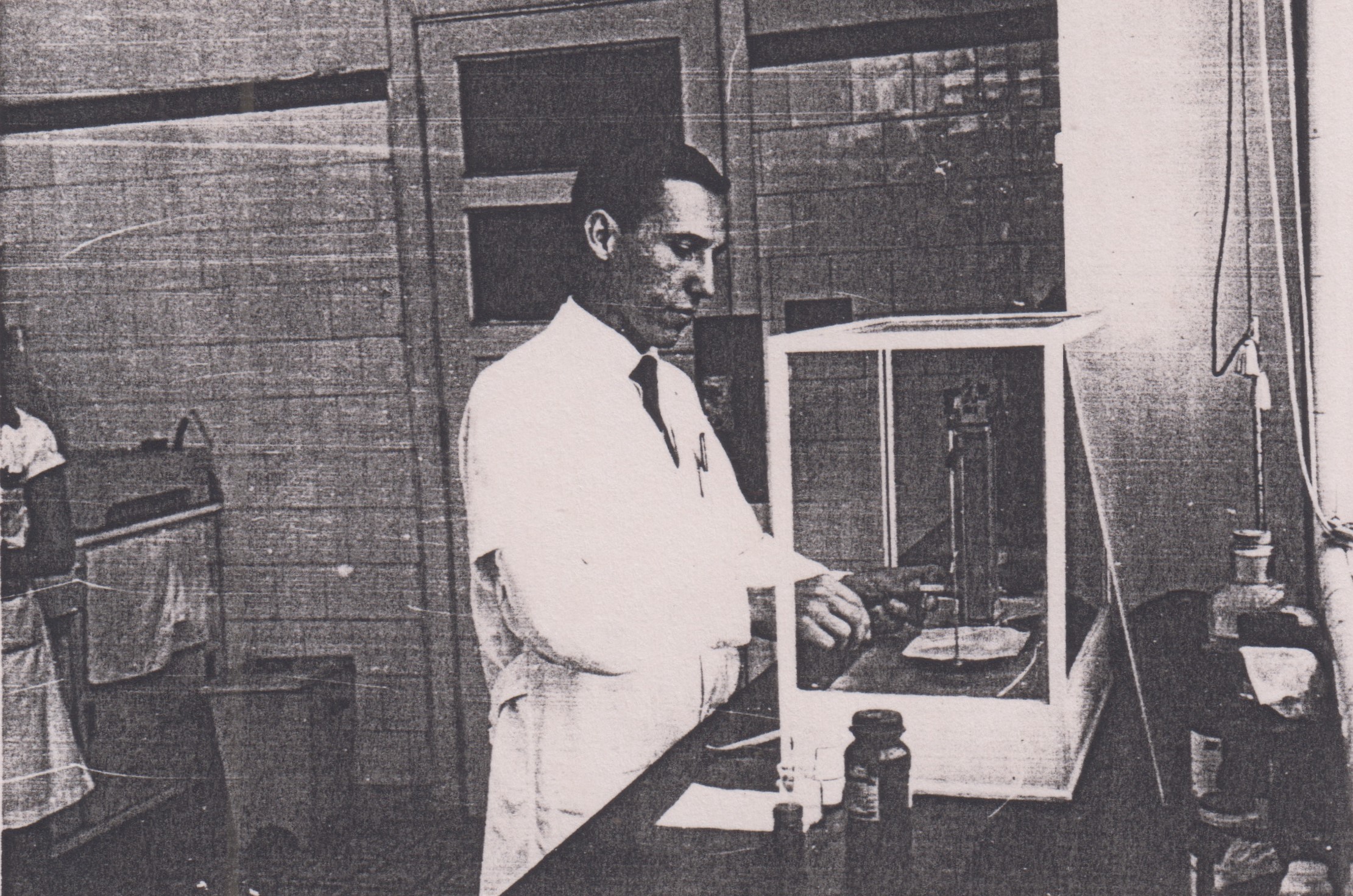 Ivo trabalhando com substâncias medicamenosas na sala de manipulação do Laboratório Farmacêutico Internacional (LAFI), localizado na Rua Lisboa. Na época, a tecnologia era muito mais simples e o local não era equipado como hoje.