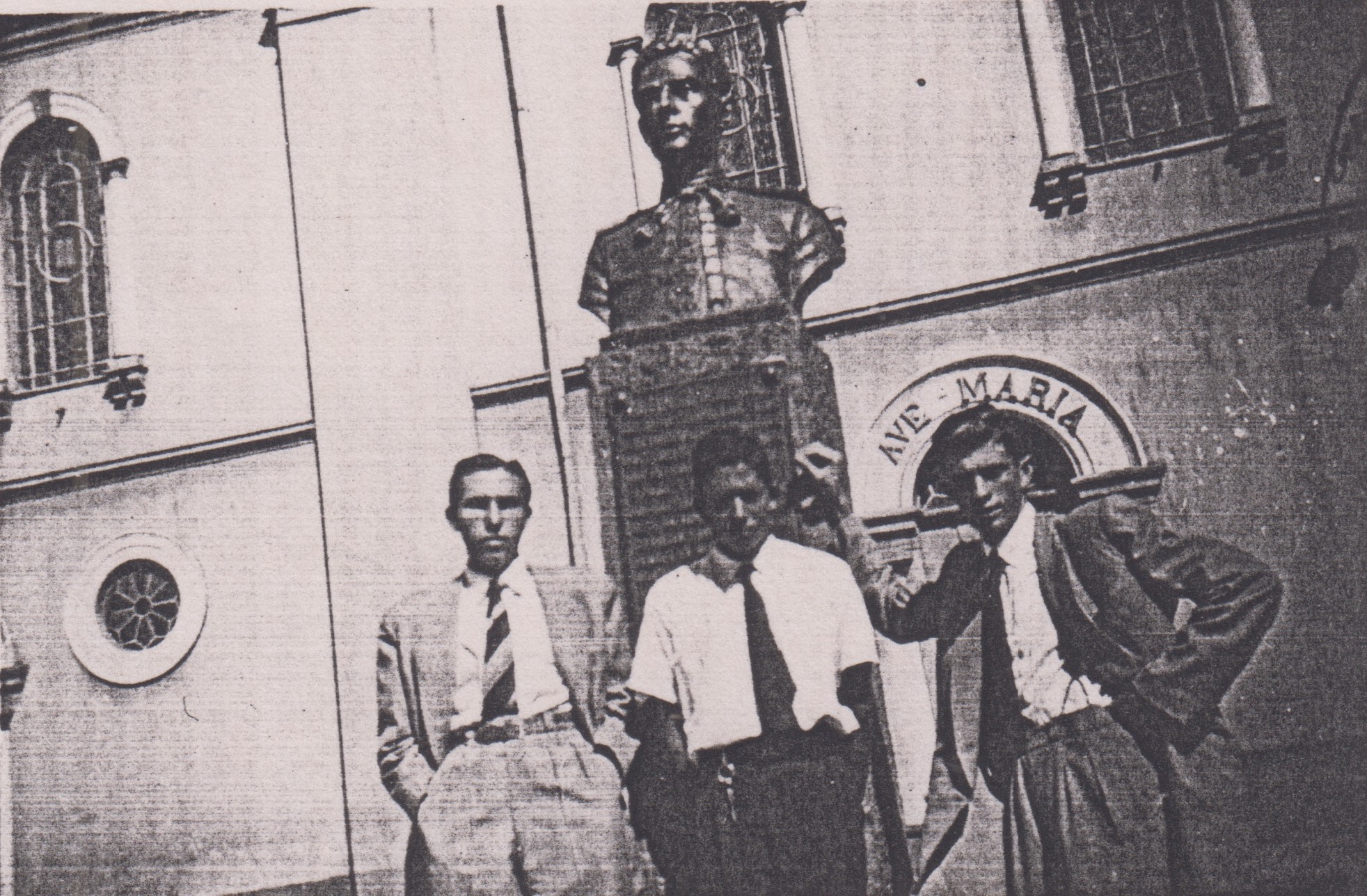 Ivo, seu primo Osnir e o amigo Luis costumavam passear de terno e gravata na praça da cidade. Era uma prática comum naquela época. Ivo, Osnir (primo de Ivo), Luis (amigo). A foto registra a volta na praça em Franca, onde todos, inclusive os jovens, saíam com terno e gravata.