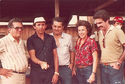 Shirley diante das instalações da Docegeo e Caixa Econônica Federal onde era fundido o ouro em Carajás