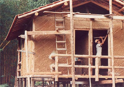 Construção de casa ecológica que utiliza taipa, de forma que ela pudesse ser industrializada, foi o projeto de uma formanda de arquitetura que desenhou um protótipo de casa para populações de baixa renda.