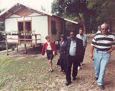 Visita de Shirley a reserva florestal de Linhares (ES) onde foi construída a casa ecológica feita com taipa. Acompanham a visita o governador do estado e Albuíno Cunha.