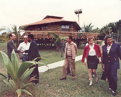 Shirley visita a reserva de Linhares (ES) acompanhada pelo governador do Estado e comitiva. Ao fundo, o projeto de casa ecológica feita com taipa.