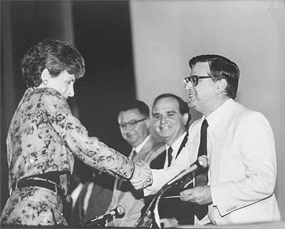 Shirley recebe placa comemorativa pelos 30 anos de CVRD