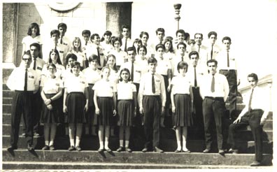 Formatura de ginásio de Vicente Bernardes (último á esquerda) no Ginásio Estadual Sebastião Sá. A foto foi tirada nas escadarias da Igreja da Matriz de Capetinga, MG. 1966.