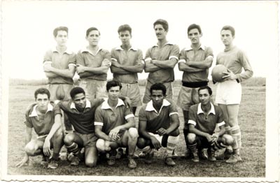 Time do Capetinga Futebol Clube no qual Vicente Bernardes (terceiro, à esquerda em pé) era lateral direita. 1995.