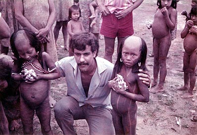 Vicente Bernardes, como técnico de mineração da Meridional, com crianças Gorotiri da região em que se fazia prospecção mineral entre os rios Frescos e Trairão.